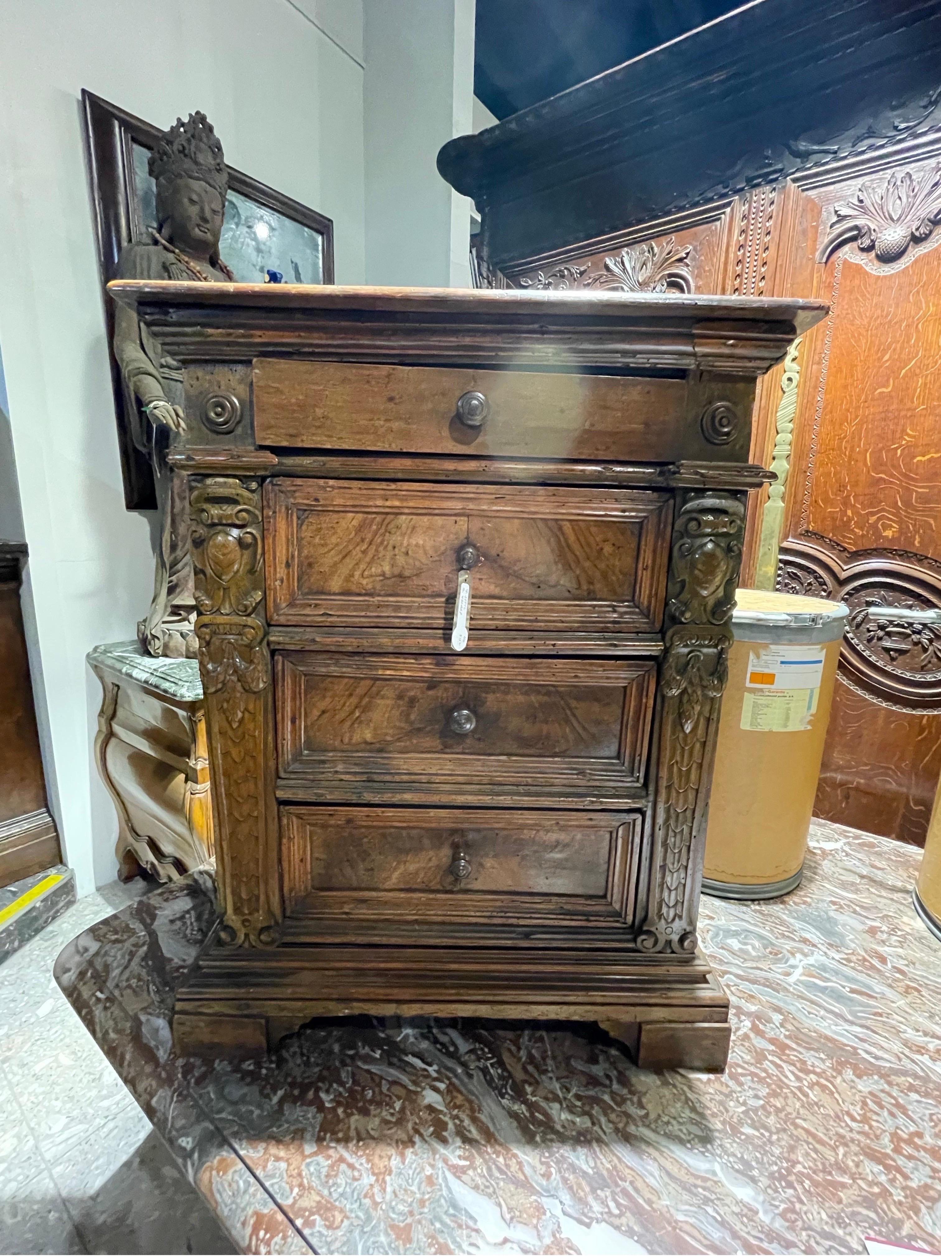Piccola cassettiera in noce, Italia, 1700 circa

Altezza: 78 cm Larghezza: 60 cm Profondità: 29 cm.

Provenienza: Collezione privata australiana acquisita negli anni '1970.