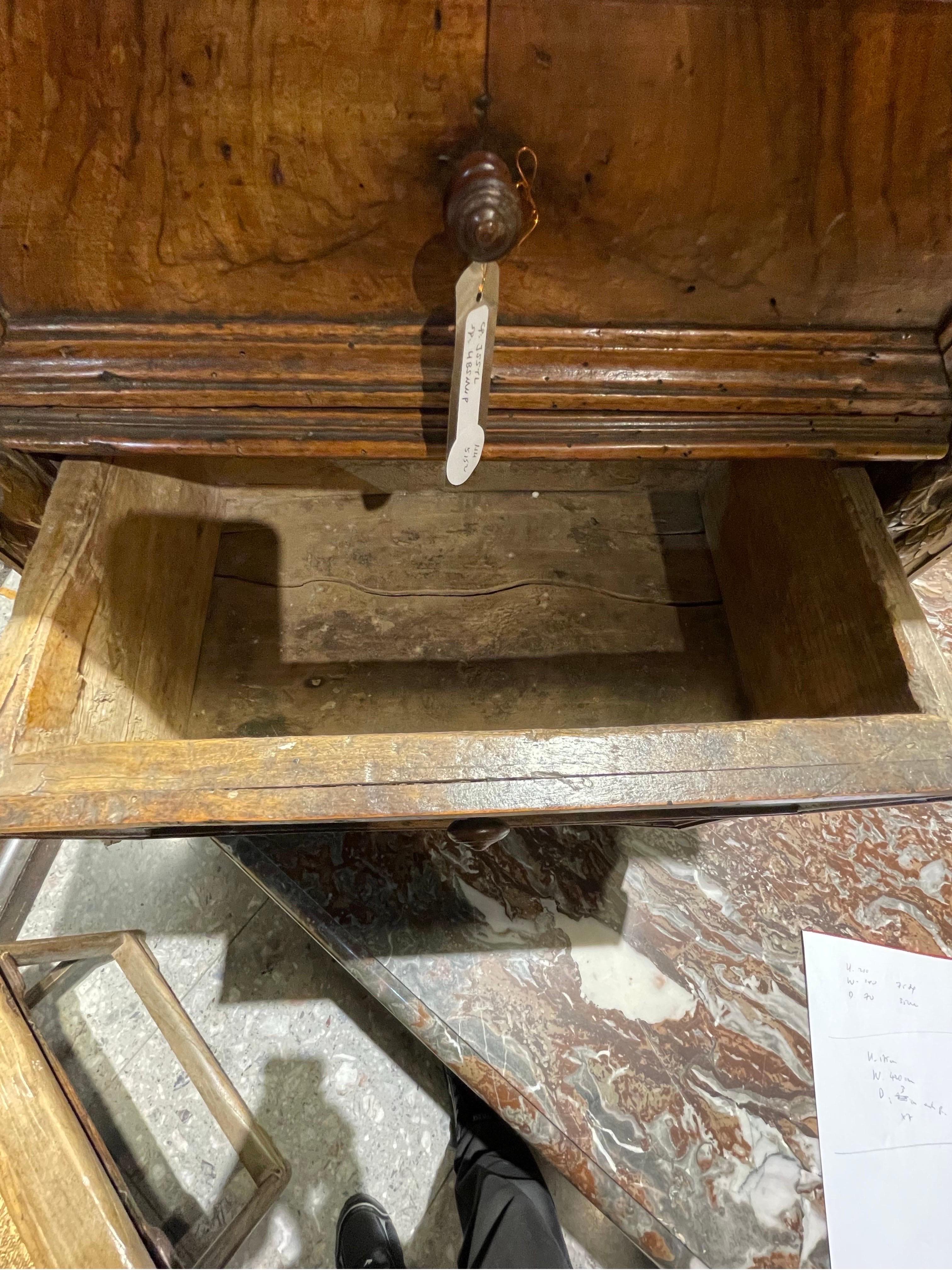 Italiano Piccola cassettiera in noce, Italia, 1700 circa in vendita