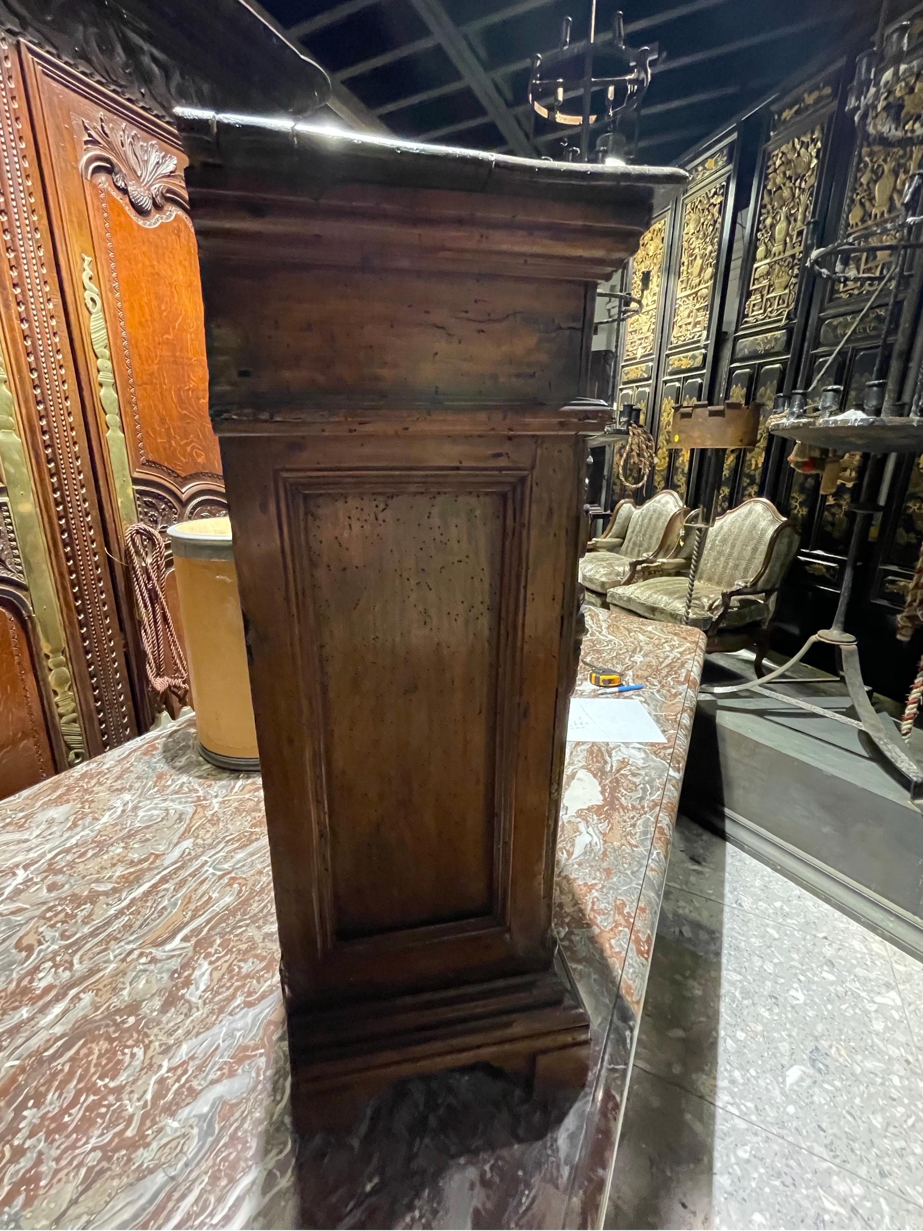 Intagliato a mano Piccola cassettiera in noce, Italia, 1700 circa in vendita