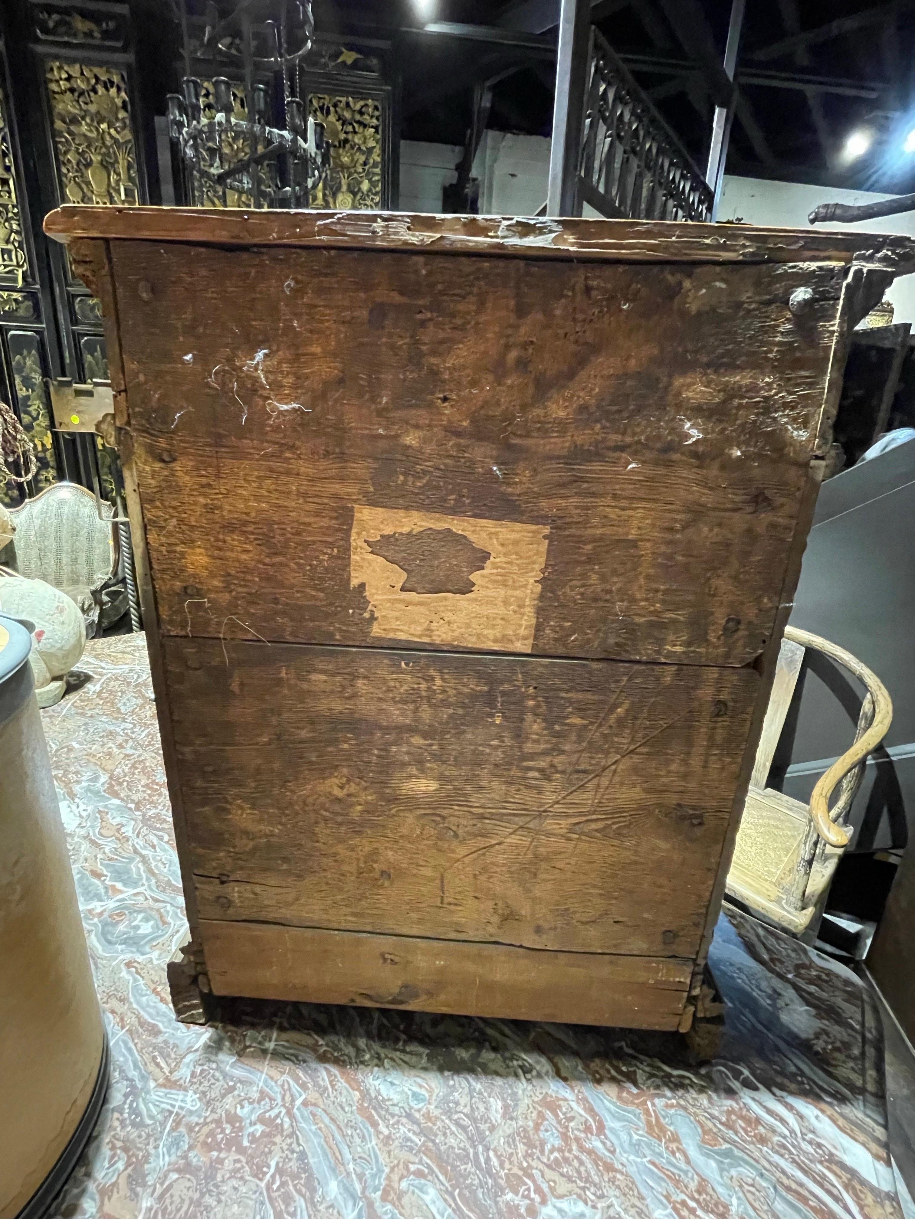 Piccola cassettiera in noce, Italia, 1700 circa In condizioni buone in vendita a ARMADALE, VIC