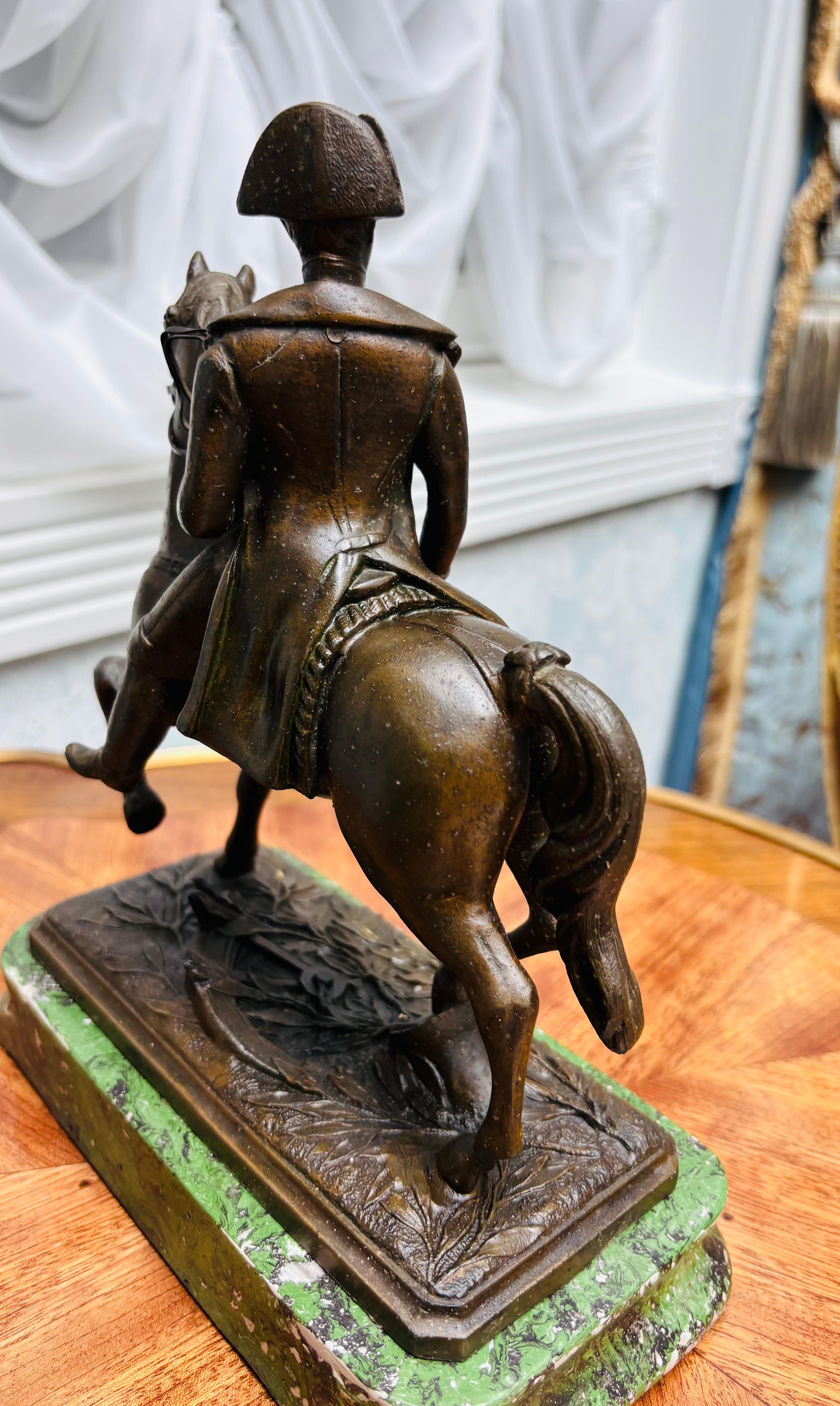 Pequeña estatua de metal bronceado de Napoleón a caballo, bien fundida, de finales del siglo XIX en venta 3