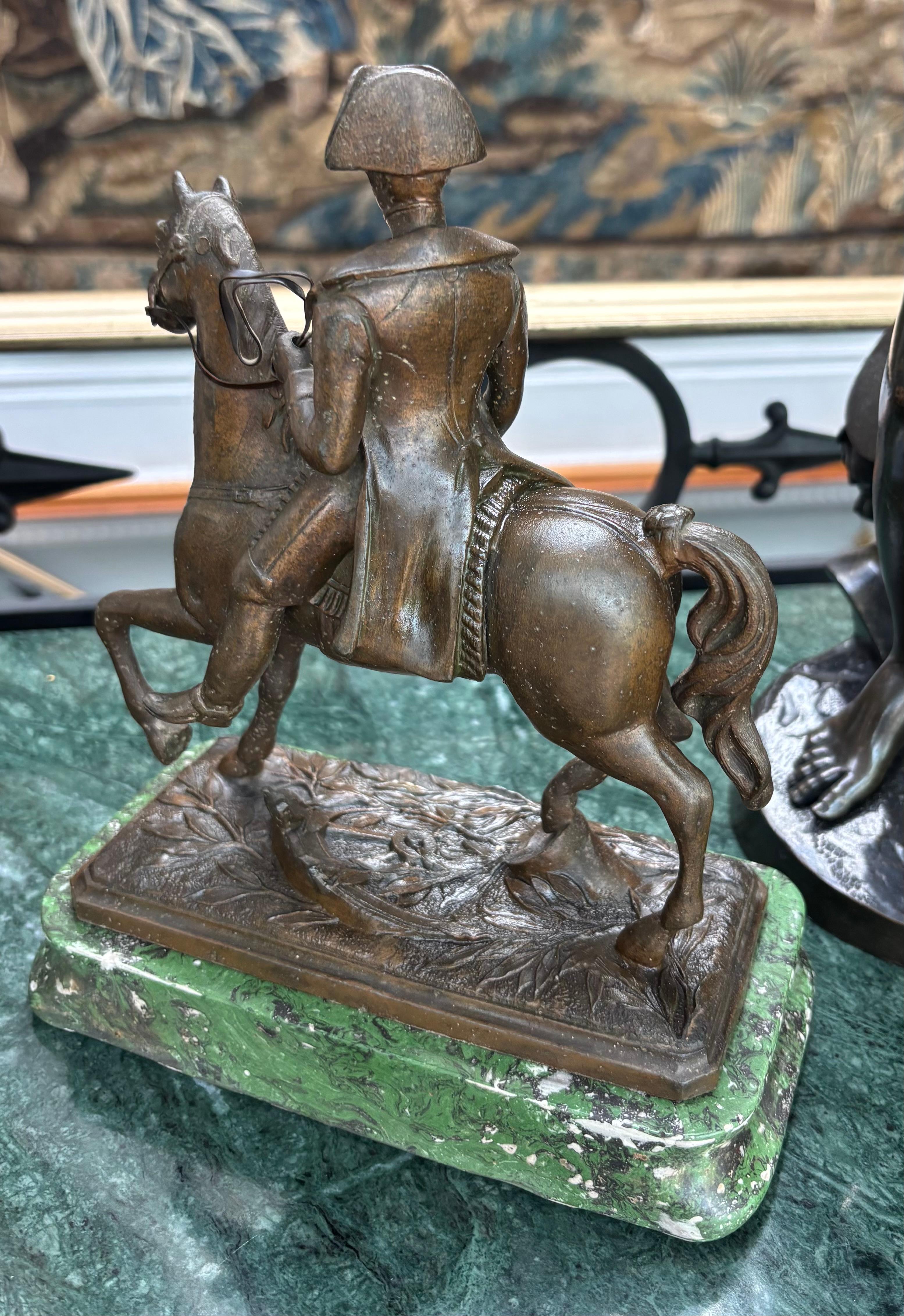 Pequeña estatua de metal bronceado de Napoleón a caballo, bien fundida, de finales del siglo XIX Imperio en venta