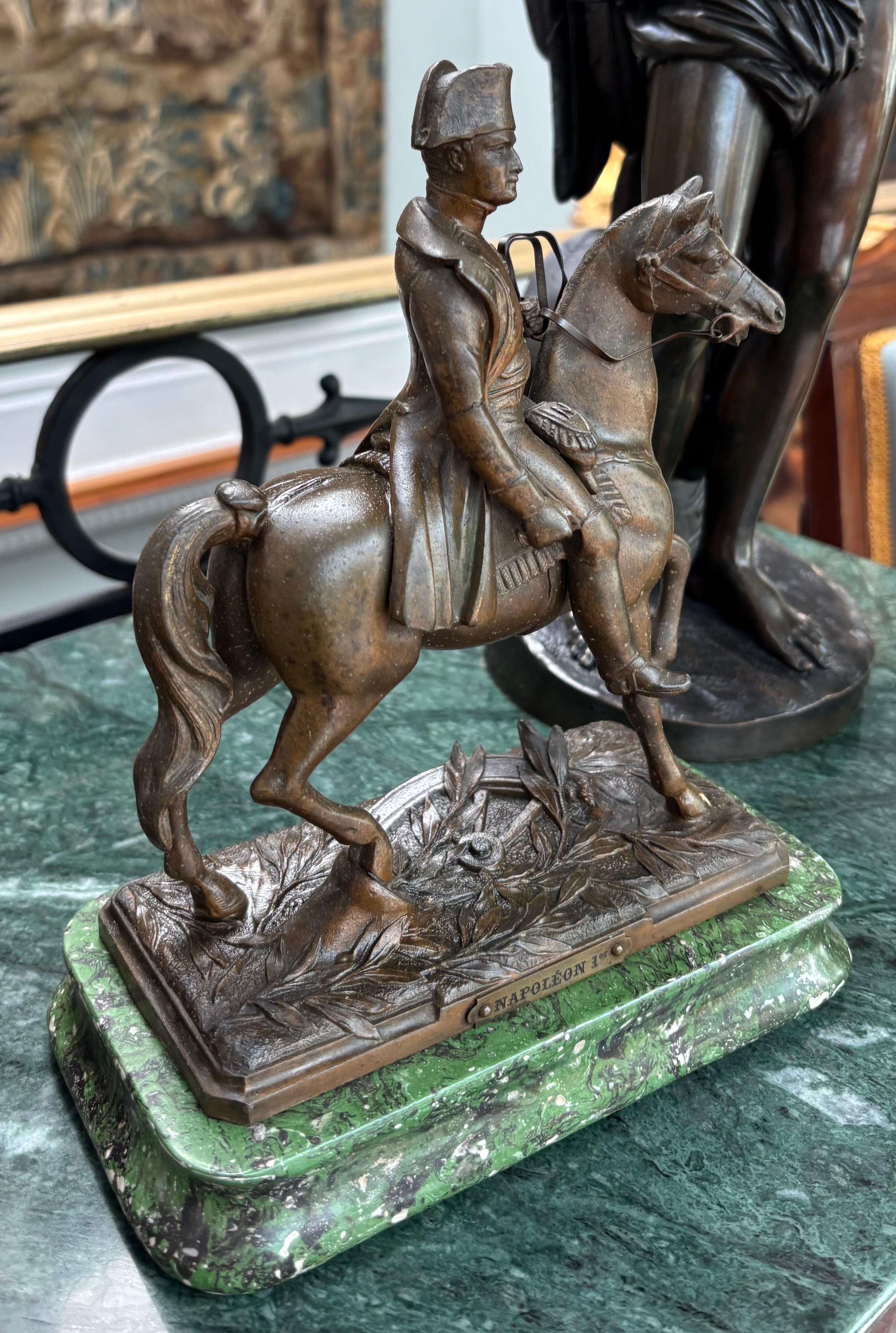 Pequeña estatua de metal bronceado de Napoleón a caballo, bien fundida, de finales del siglo XIX Francés en venta