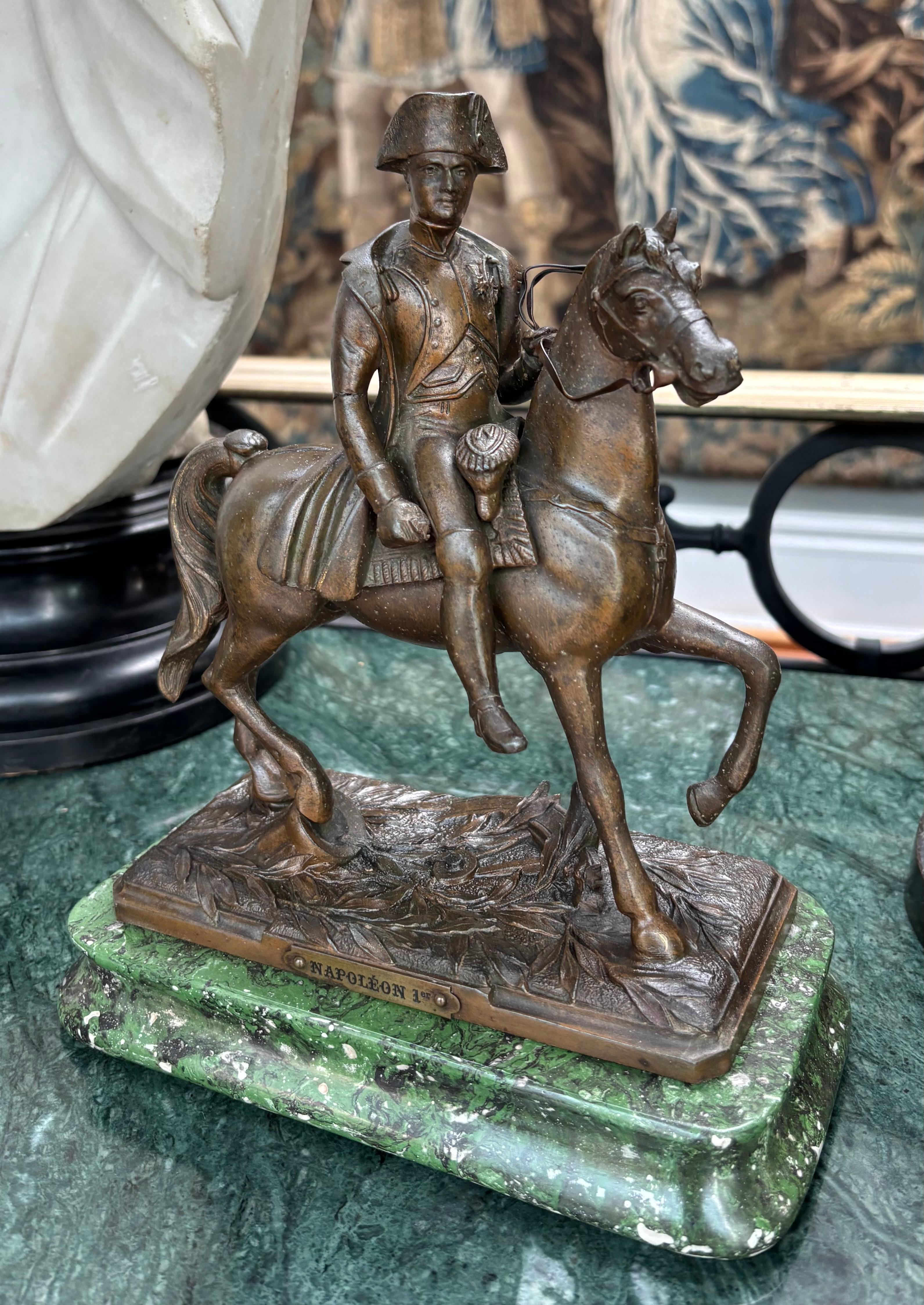 Pequeña estatua de metal bronceado de Napoleón a caballo, bien fundida, de finales del siglo XIX Vaciado en venta