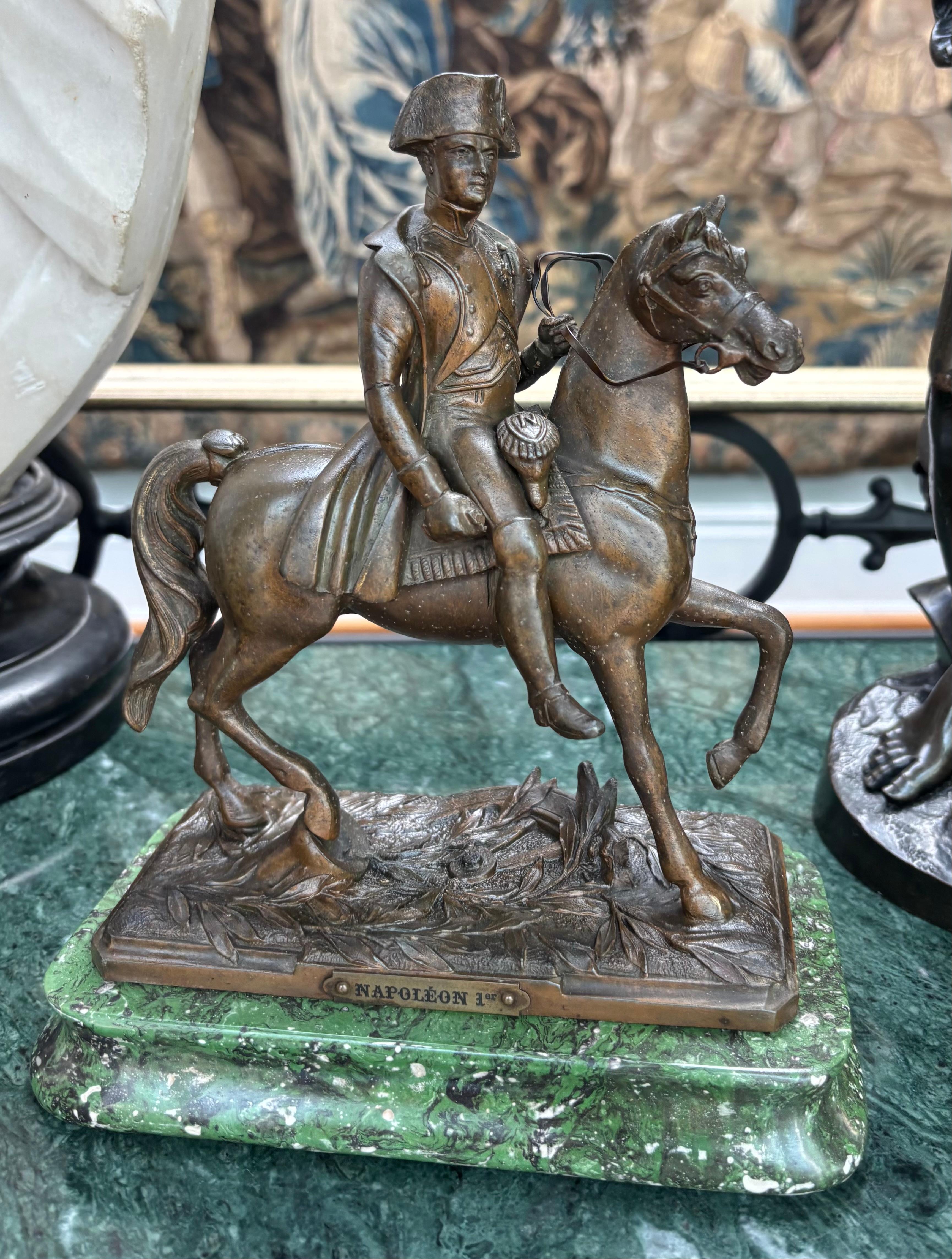 Pequeña estatua de metal bronceado de Napoleón a caballo, bien fundida, de finales del siglo XIX en Bueno estado para la venta en Vancouver, British Columbia