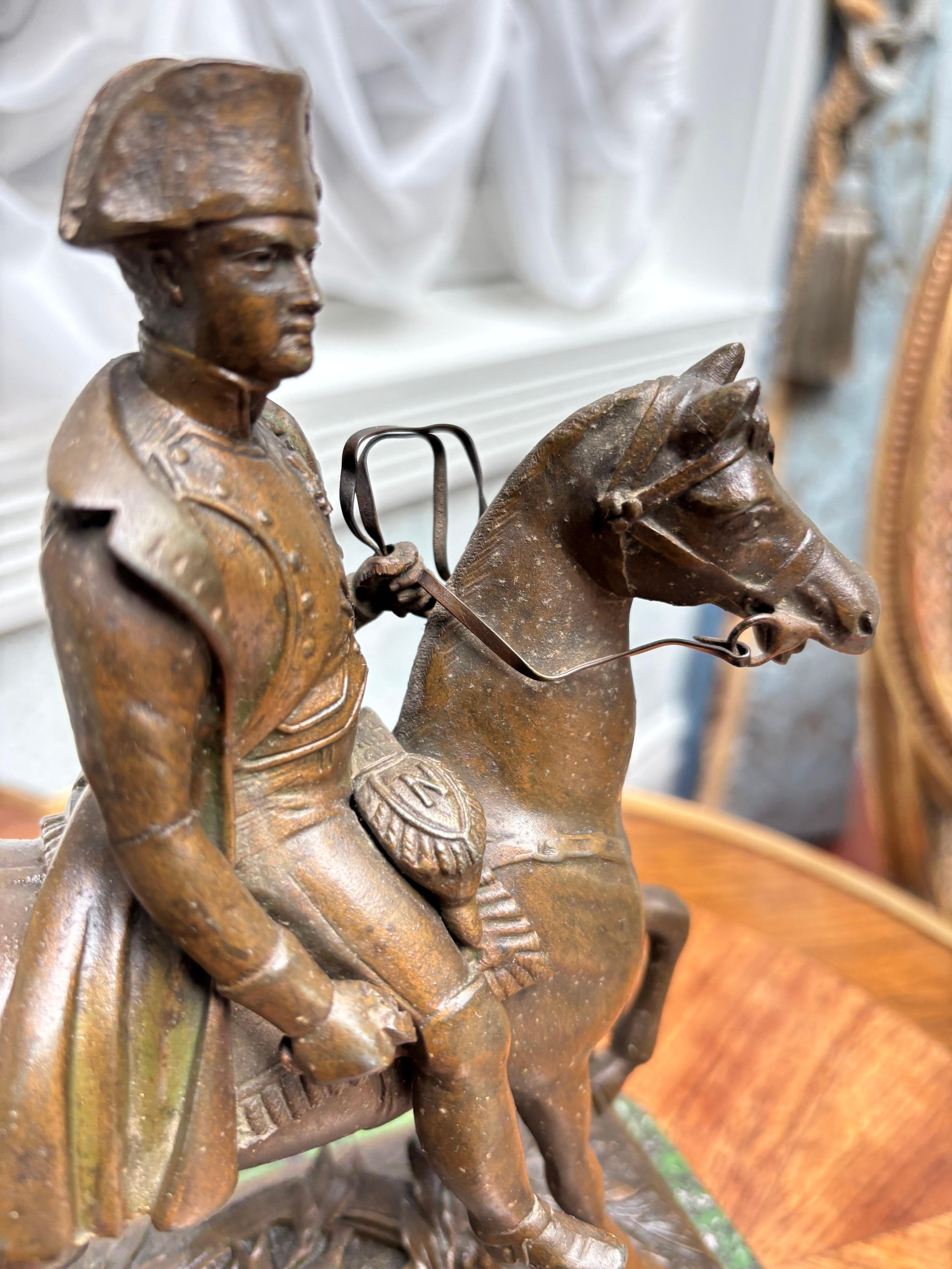 Pequeña estatua de metal bronceado de Napoleón a caballo, bien fundida, de finales del siglo XIX Metal en venta