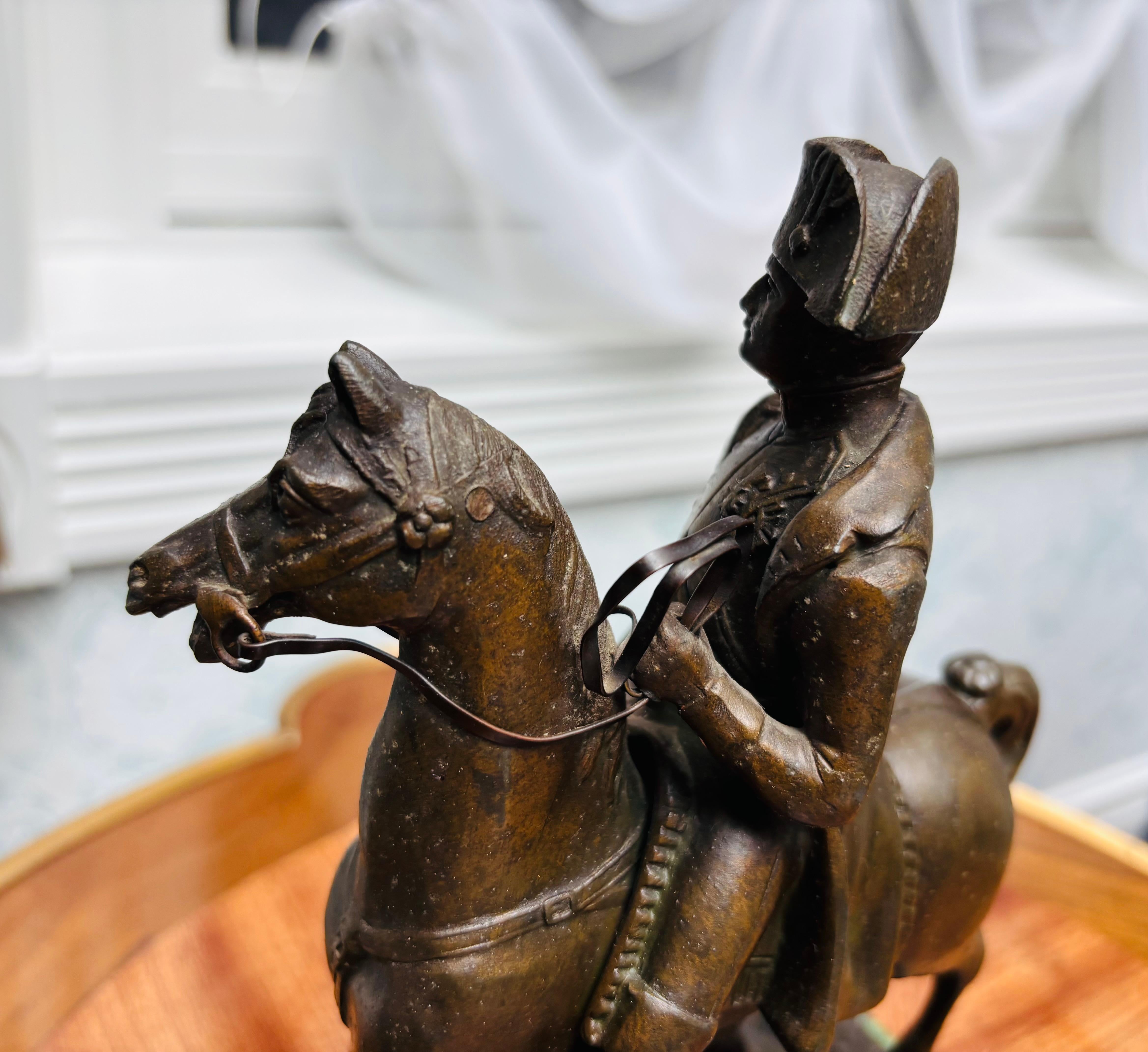 Pequeña estatua de metal bronceado de Napoleón a caballo, bien fundida, de finales del siglo XIX en venta 2