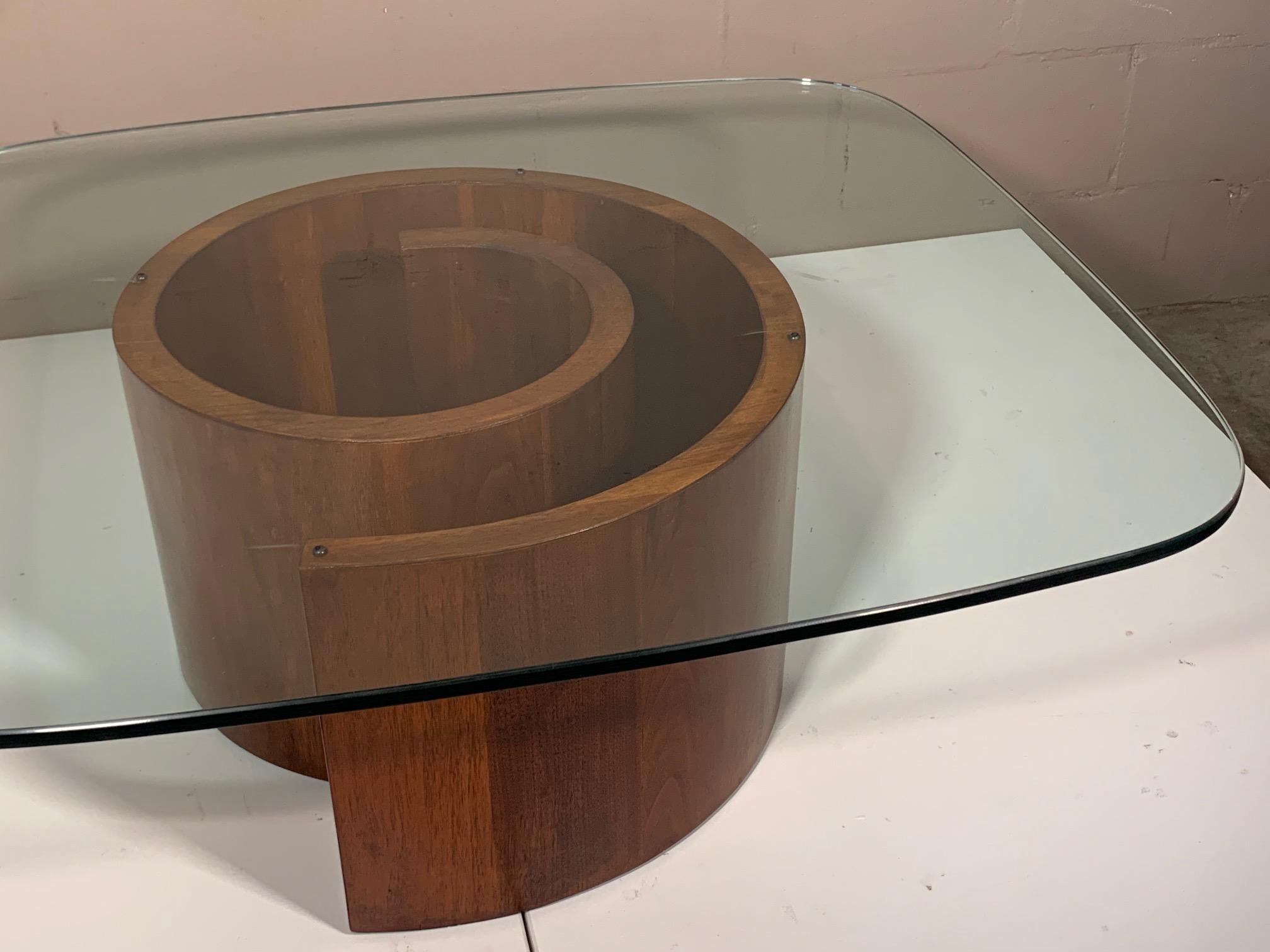 Snail Coffee Table In Good Condition For Sale In St.Petersburg, FL