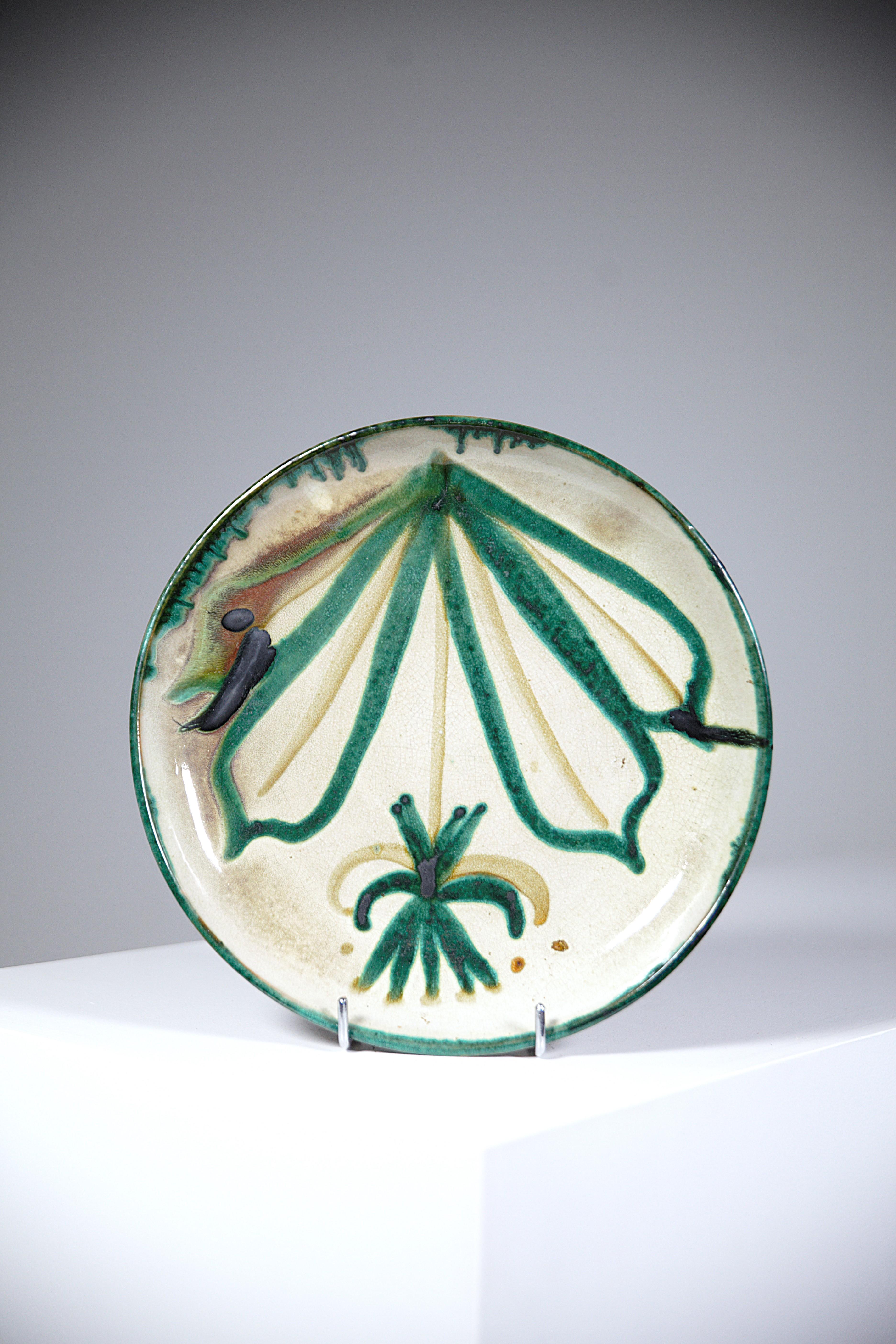 A Snake Plate by Robert Picault Vallauris France 1960s.

We thnik that the artist had fun : Front with the snake and behind with his signature.

Report : A chip behind the plate ( Please consult photos ).