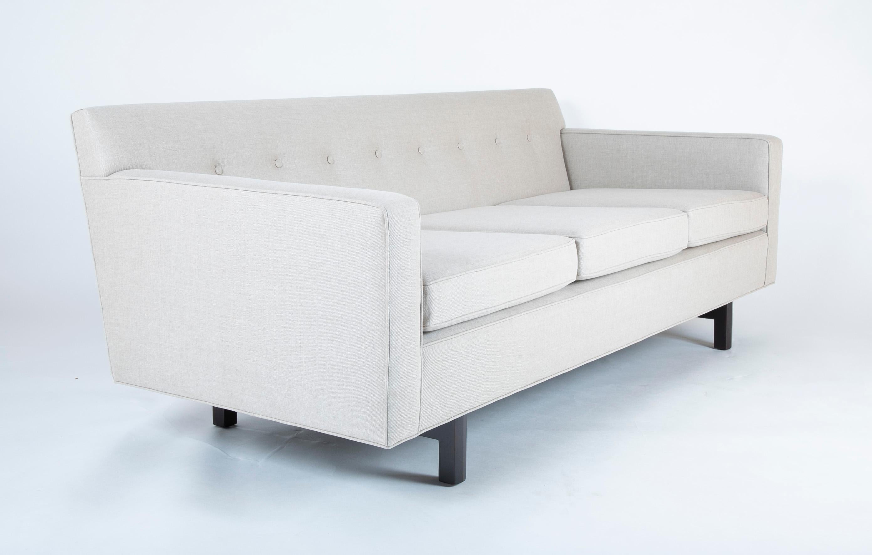 Ein neu gepolstertes Sofa, hergestellt von Dunbar und entworfen von Edward Wormley, um 1965.