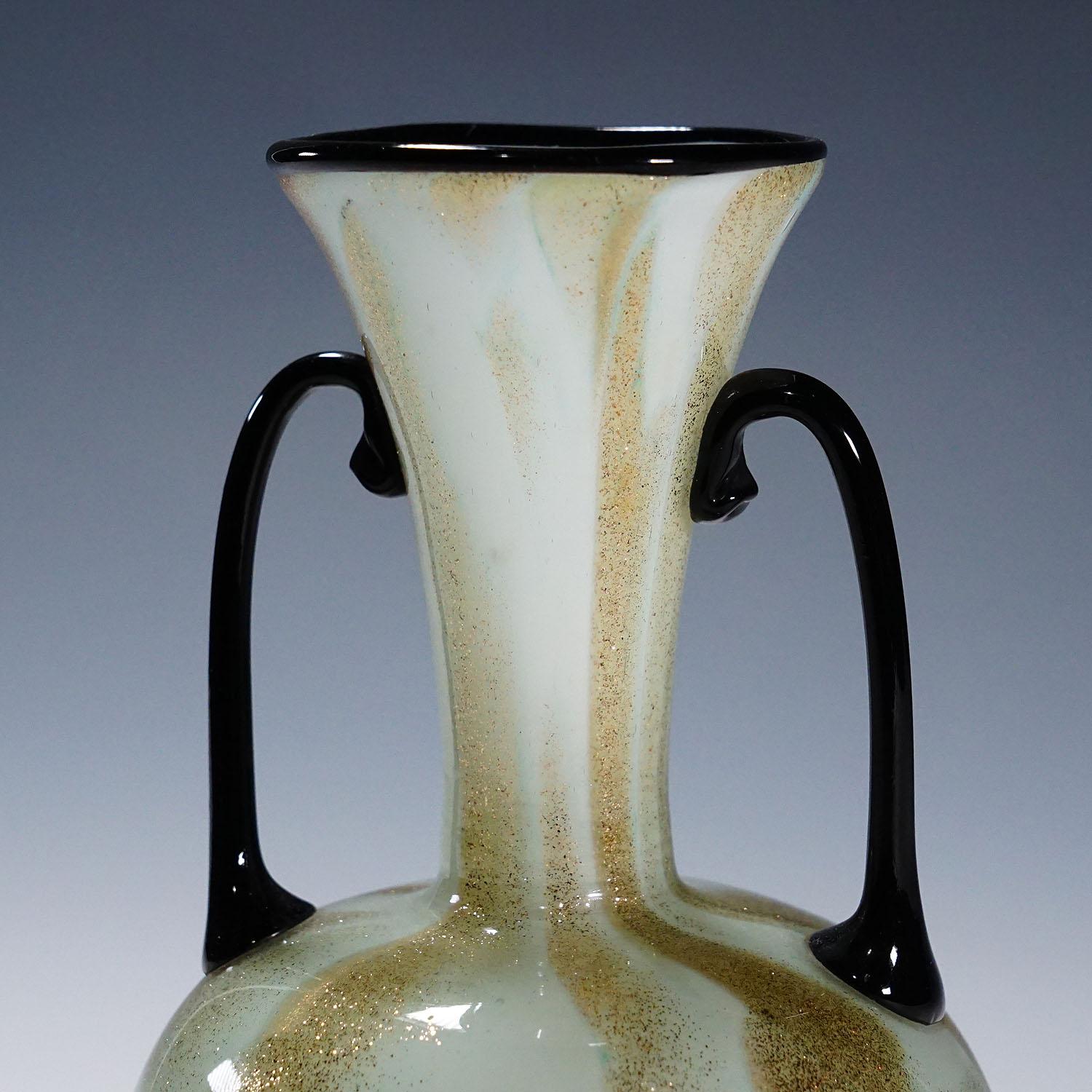 A Soffiato Glass Vase with Aventurine by Fratelli Toso (attr.), Murano ca. 1930s In Good Condition For Sale In Berghuelen, DE