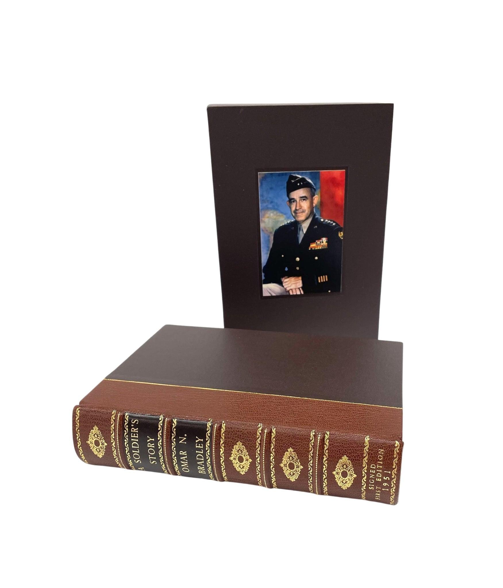 Bradley, Omar. L'histoire d'un soldat. New York : Henry Holt, 1951. Première édition. Signé et inscrit. Illustré de 55 cartes et de 17 illustrations en noir et blanc, dont des photographies. Relié en ¼ de cuir et planches de tissu avec des bandes