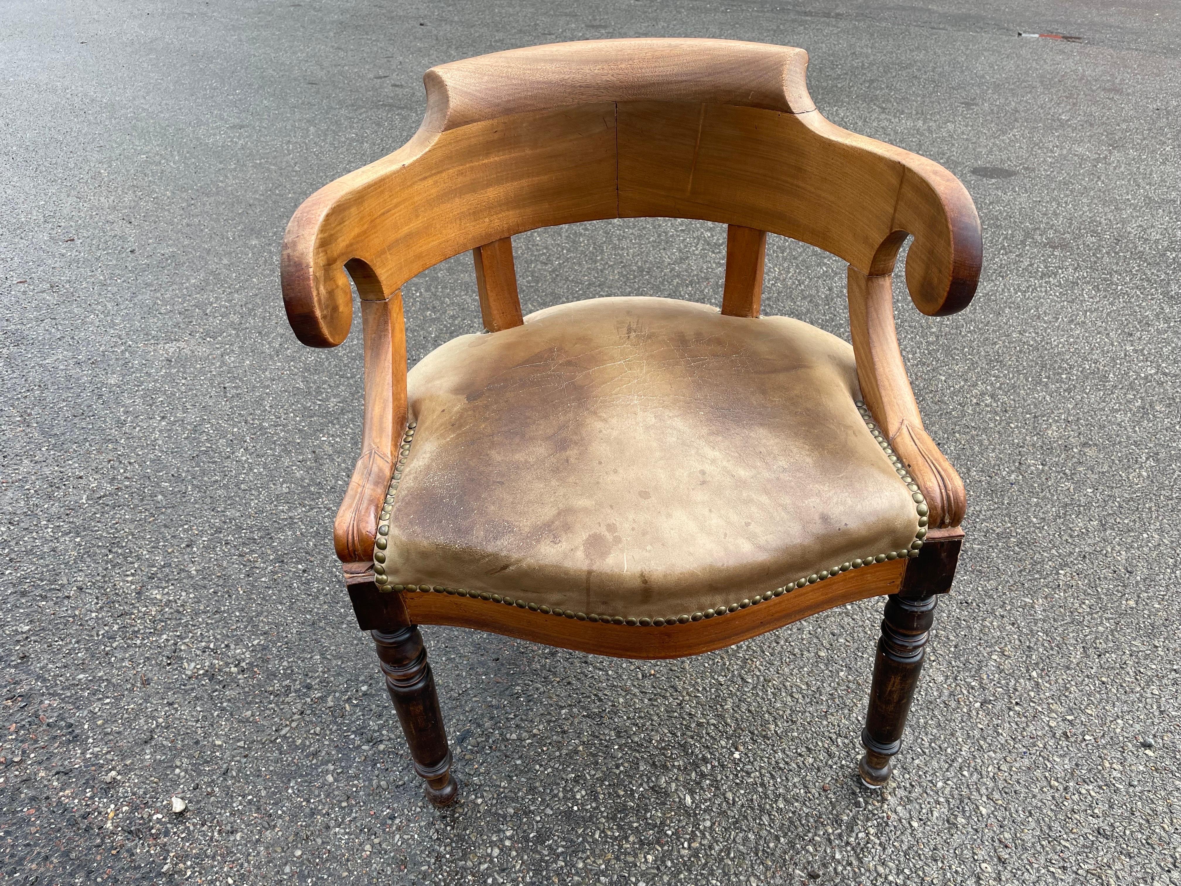 Office chair in walnut from the second half of the 19th century.