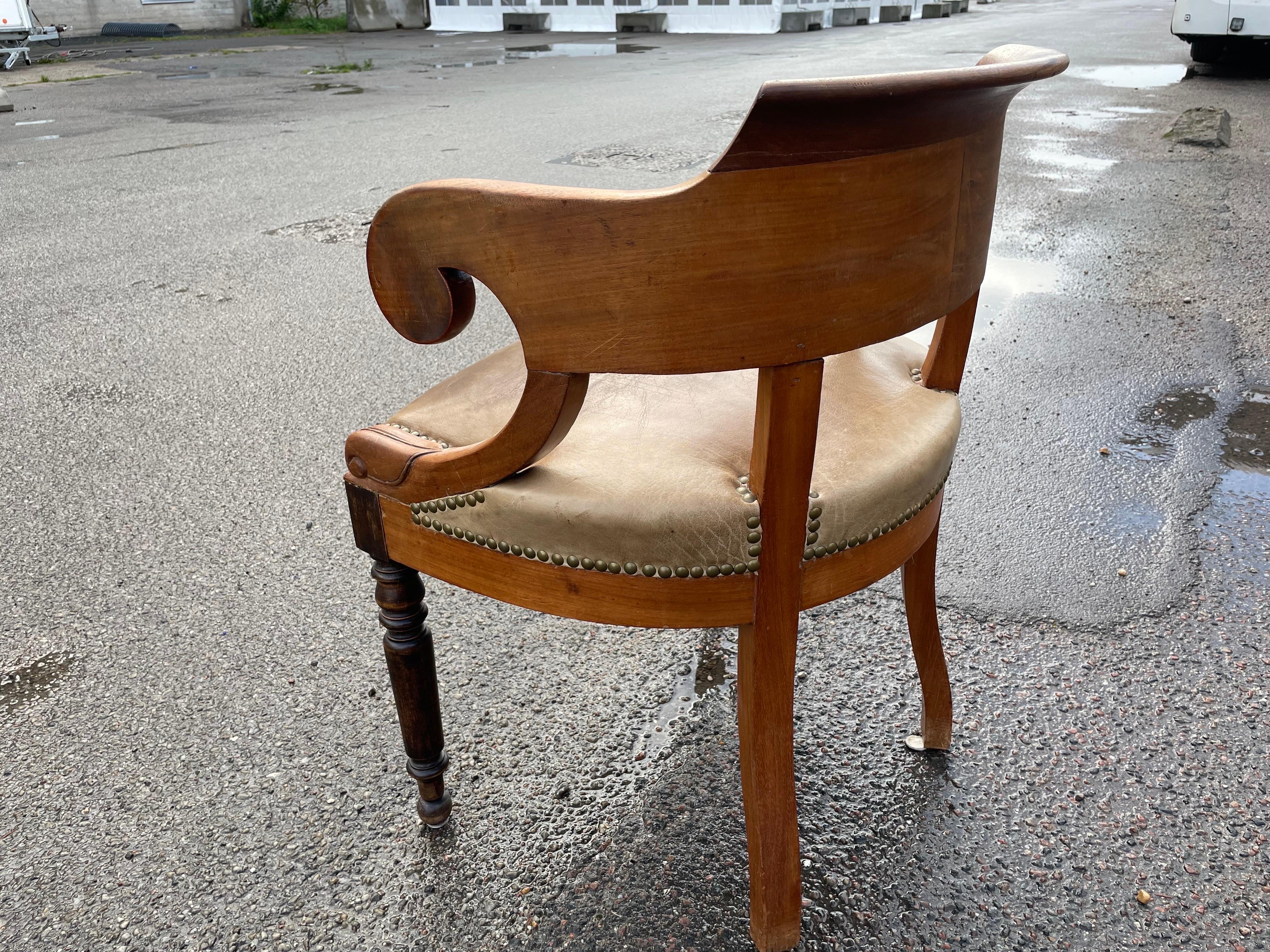 Massiv antiker Sessel im Louis-Philippe-Stil des 19. Jahrhunderts (Walnuss) im Angebot