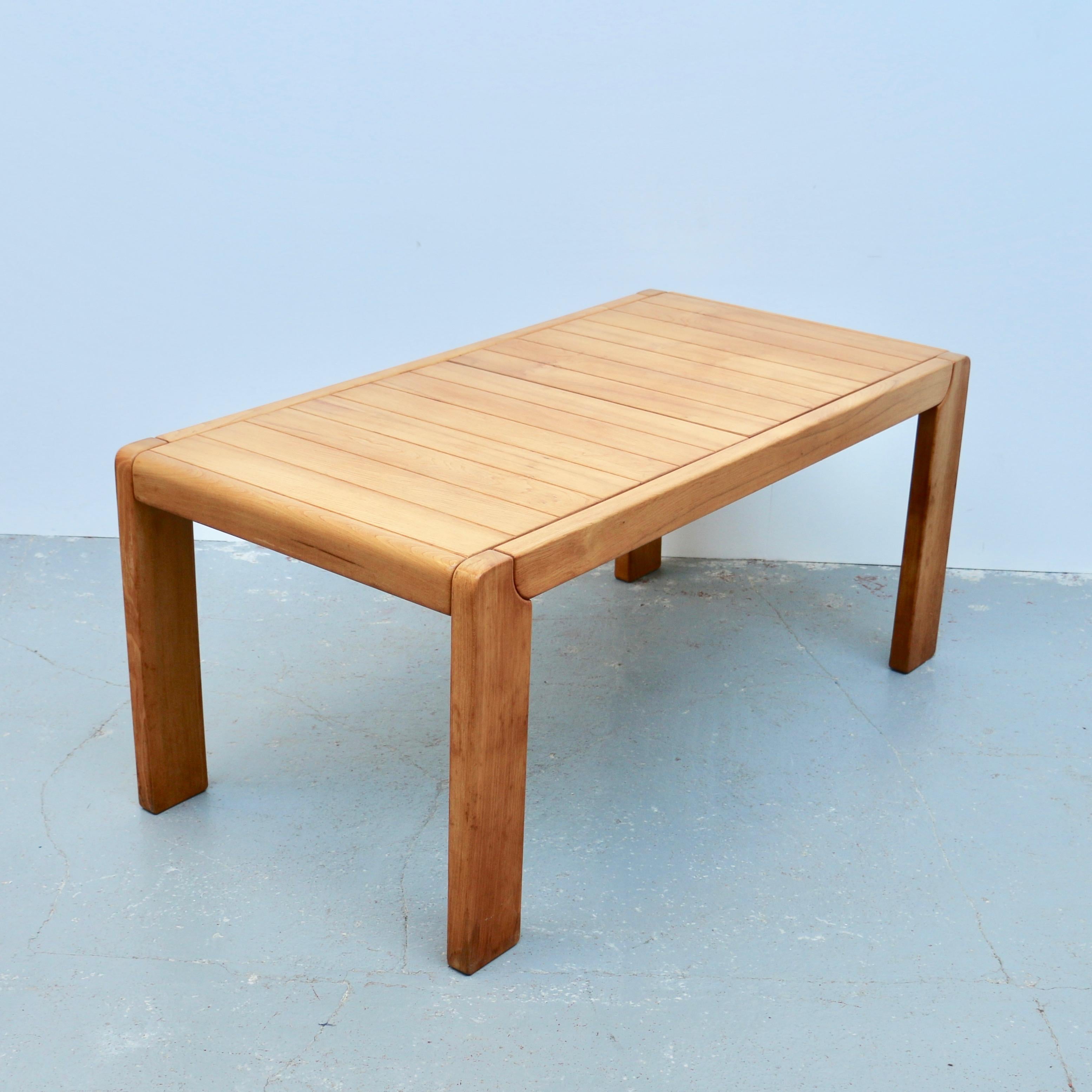 A solid elm extensible dining table, France, 1960s For Sale 7