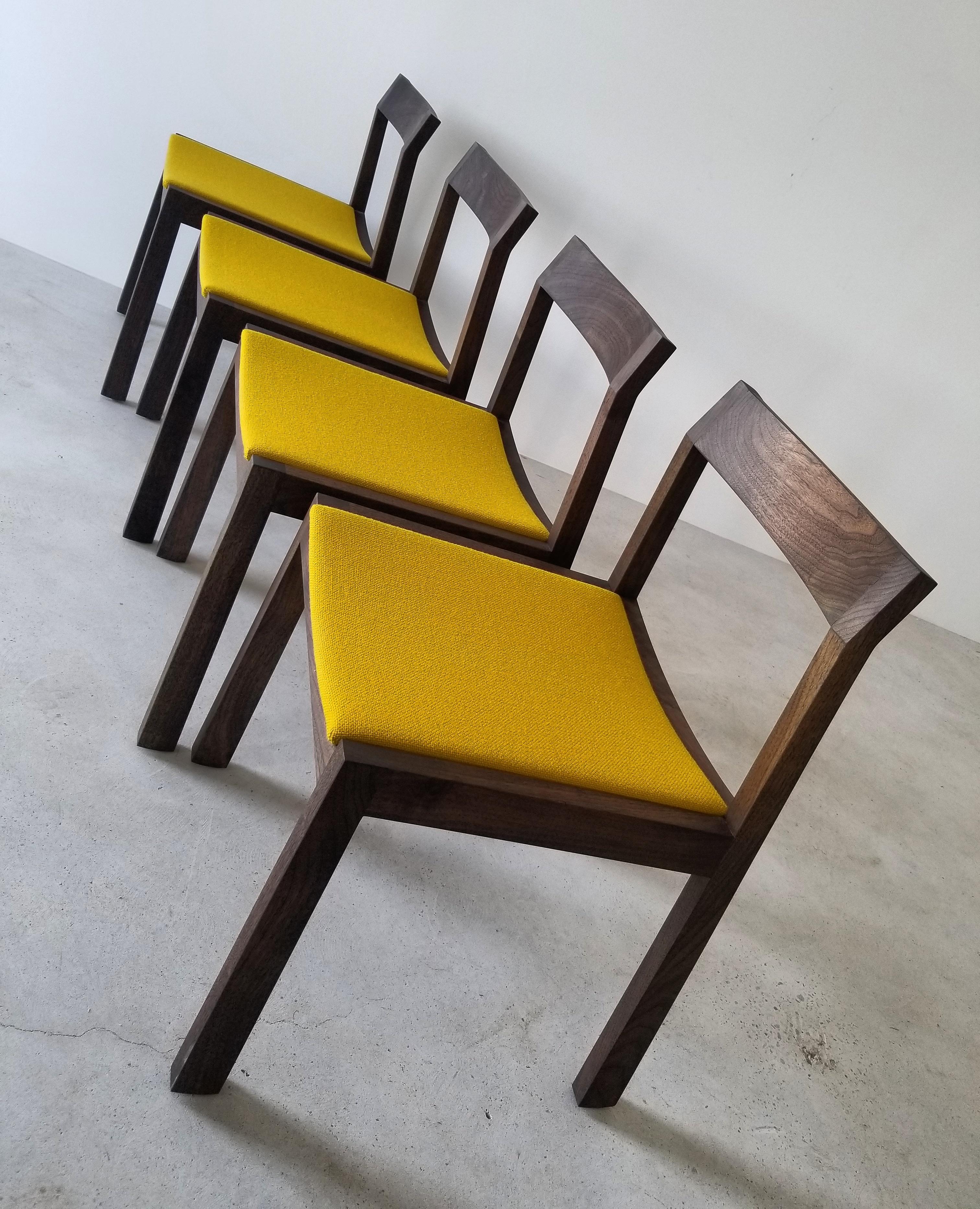 Der A+ Esszimmerstuhl ist aus Massivholz gefertigt und verfügt über einen geschwungenen, gepolsterten Sitz für Ihren Komfort sowie eine geformte Rückenlehne zur Unterstützung.
Ein klares, zeitgemäßes Design mit subtilen Details, das sich gut in
