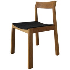 Chaise de salle à manger A+ tapissée en bois de feuillus massif par Izm Design