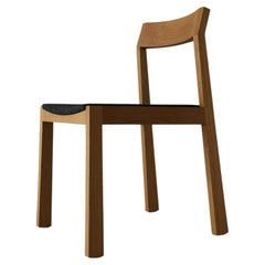 a+ Sedia da pranzo imbottita in legno massello di Izm Design