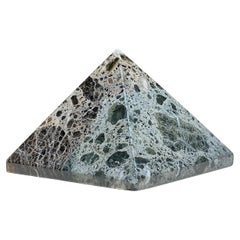 Escultura piramidal de mármol macizo, siglo XX