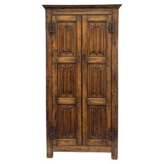 Armario de Roble Macizo con Paneles de Lino Tallados a Mano, Inglés, circa 1900