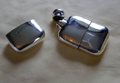 Fiaschetta e tazza per brandy in argento massiccio di Finnigans Ltd., 1900