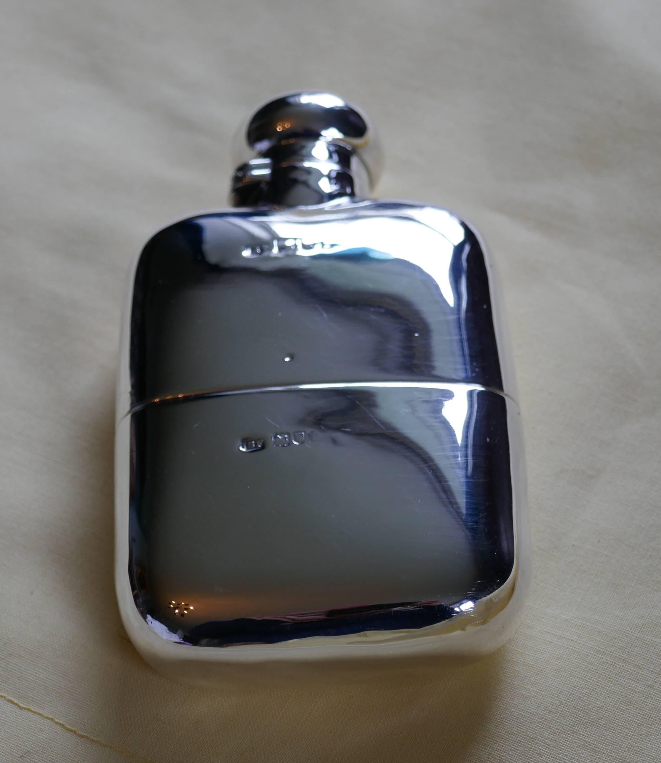 A Solid Silver Brandy Hip Flask and Cup by Finnigans ltd, 1900 In Good Condition For Sale In Chillerton, Isle of Wight