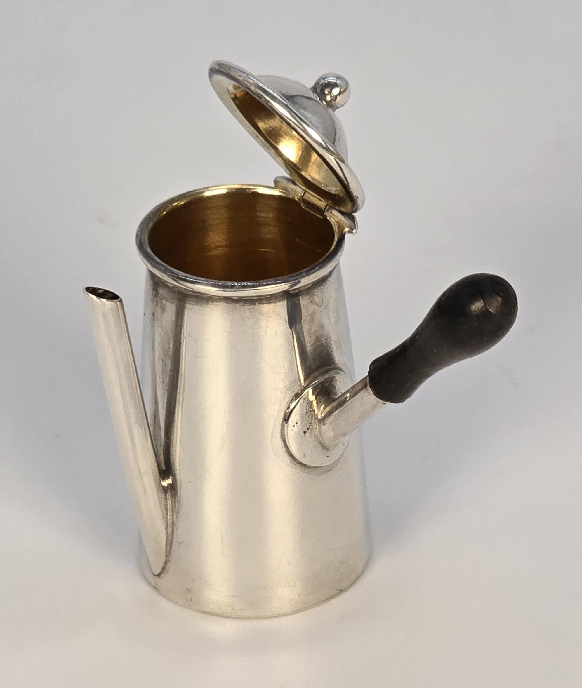 A solid silver miniature chocolate pot set, English made in 1905, Birmingham In Good Condition For Sale In Central England, GB