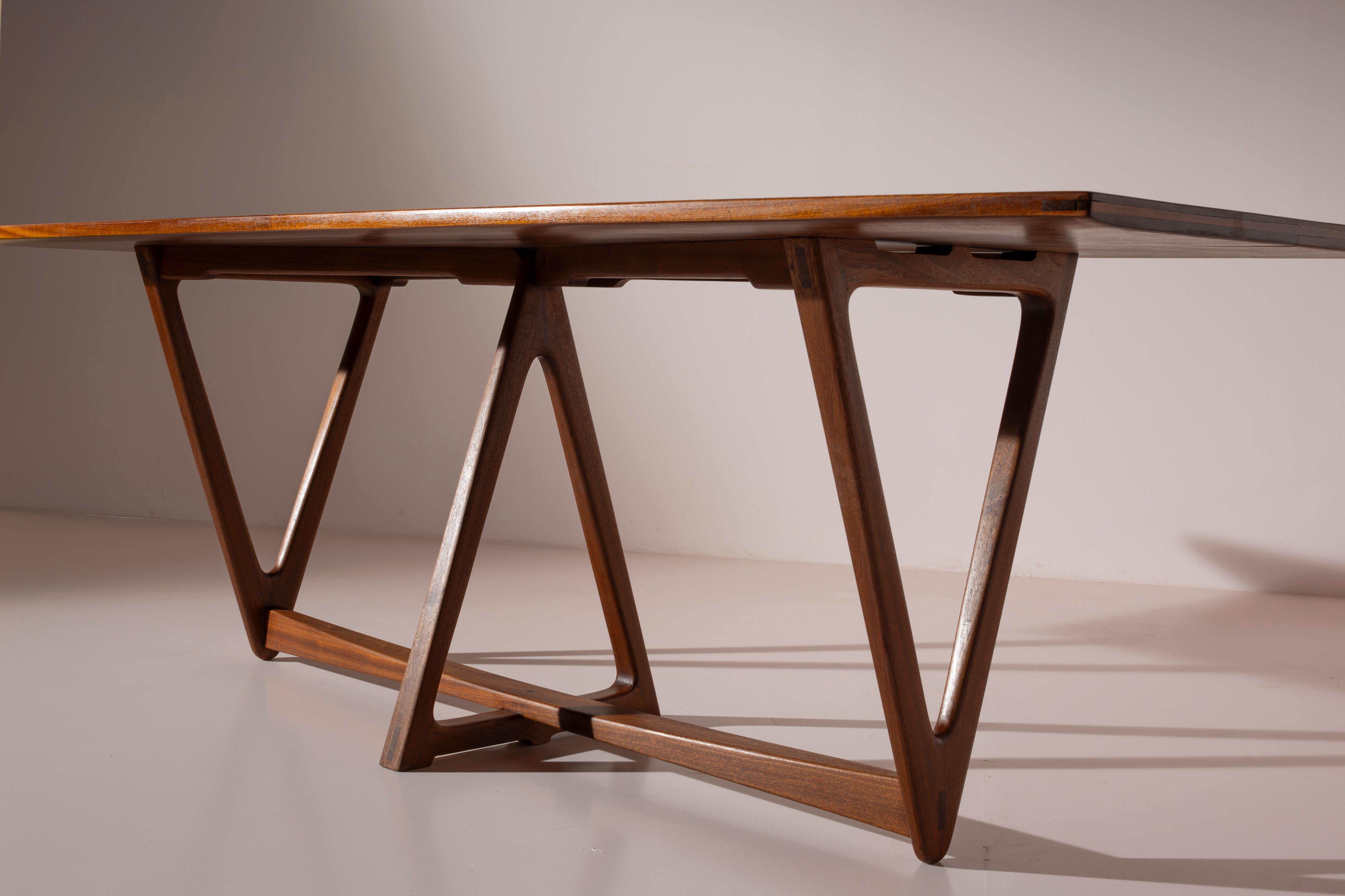 A solid teak Italian mid-century dining table, 1950s For Sale 4