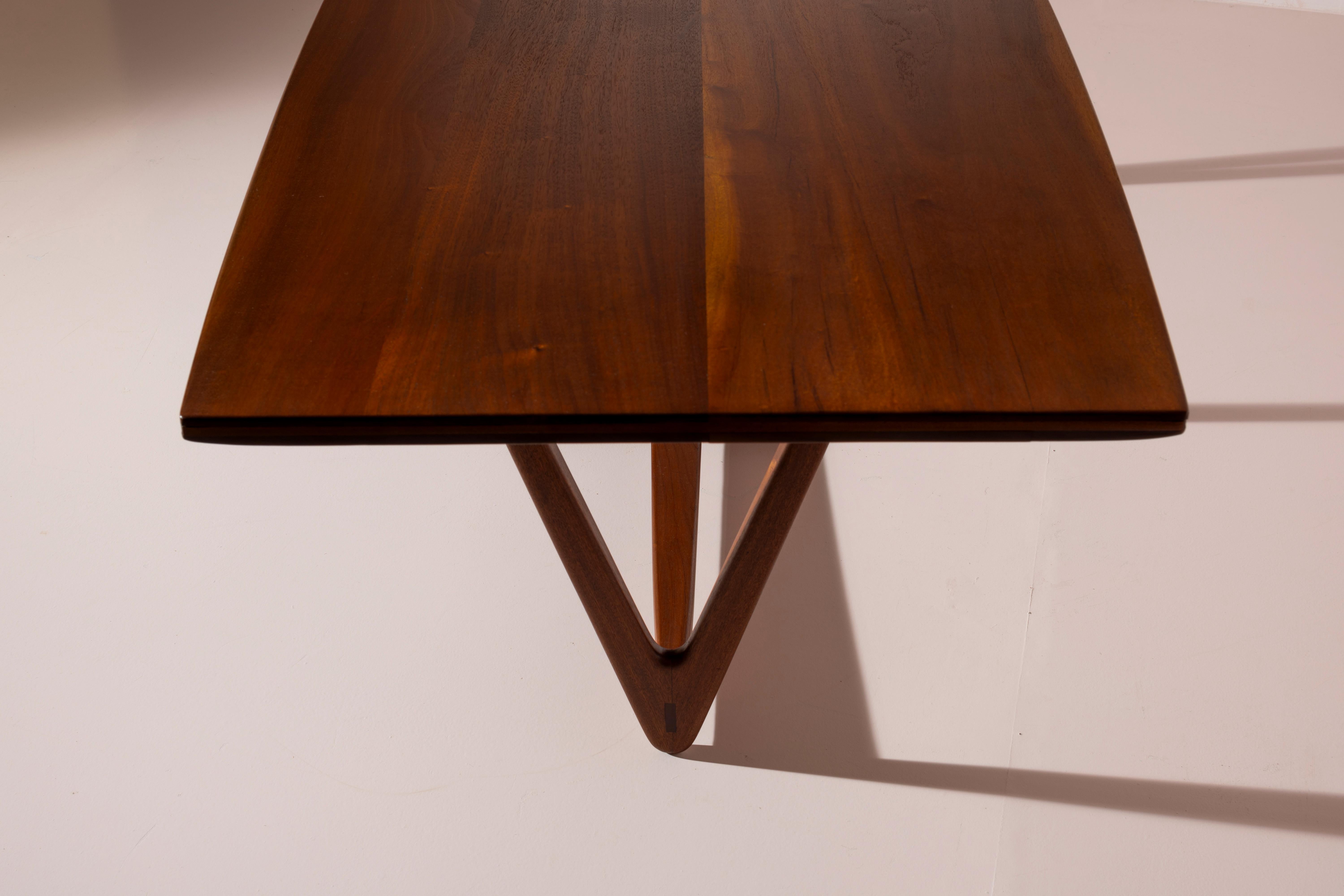 A solid teak Italian mid-century dining table, 1950s For Sale 5