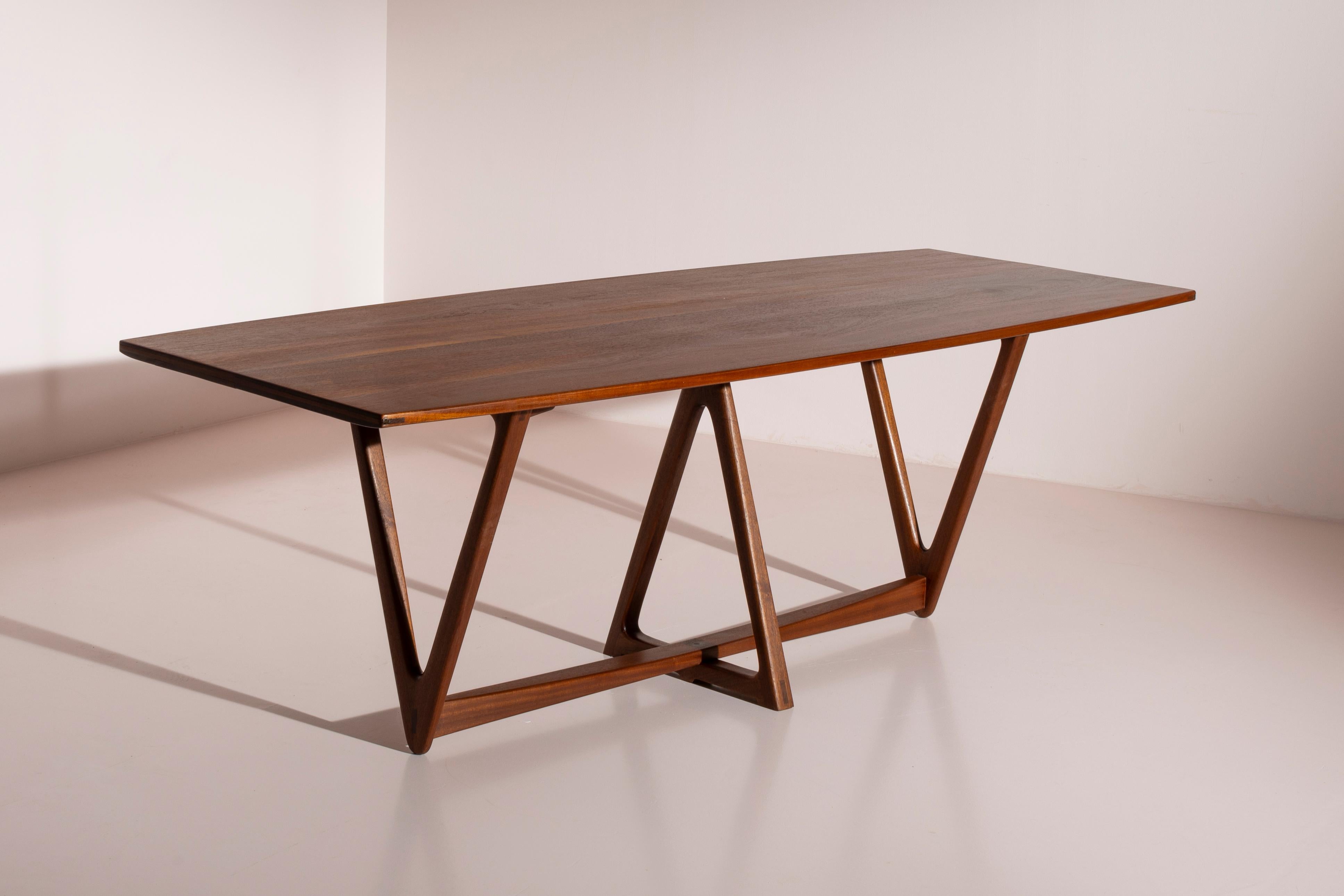 A solid teak Italian mid-century dining table, 1950s For Sale 6