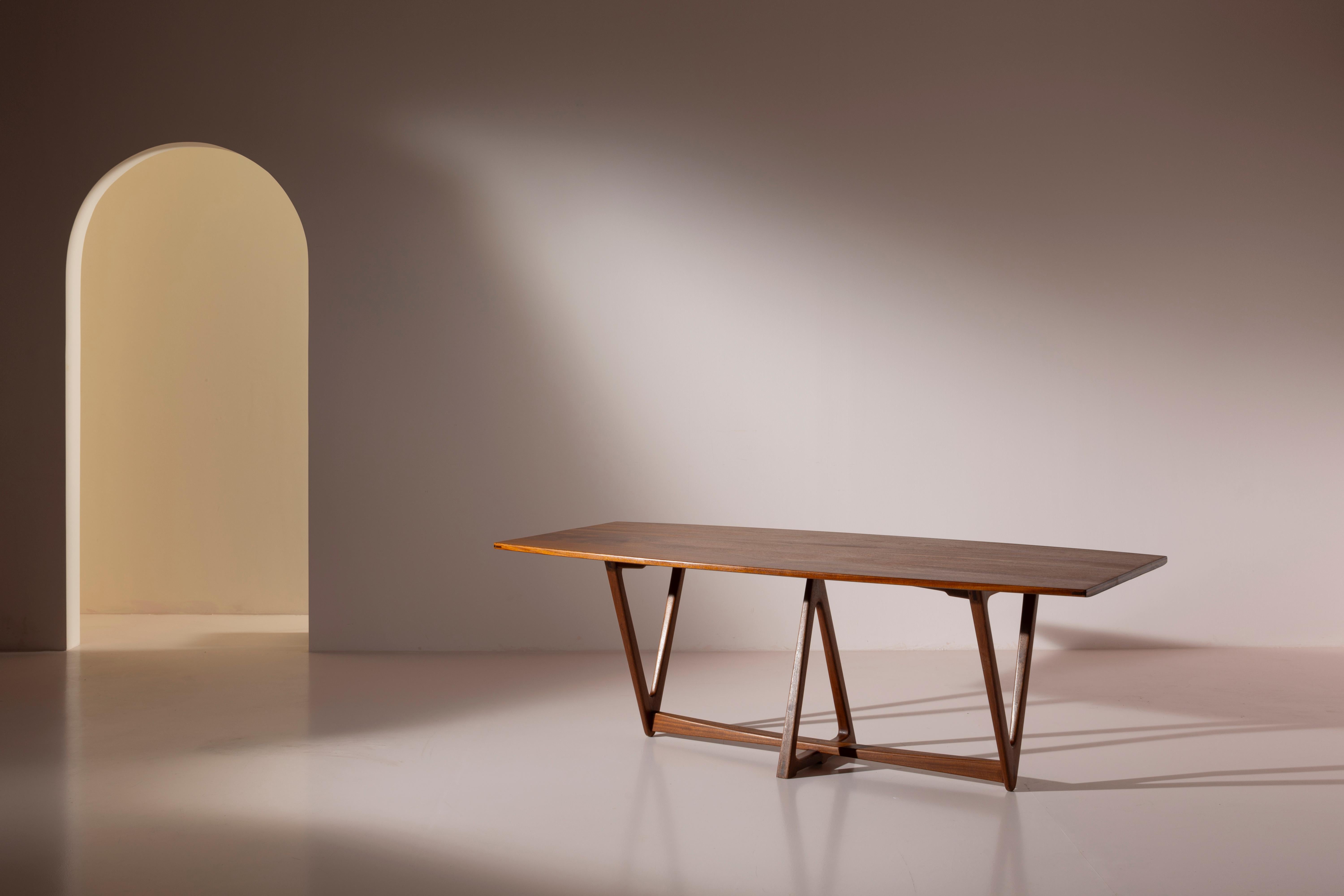 A unique and elegant dining table crafted from solid teak, originating from Italy in the 1950s. 

Perfect for adorning a generous hospitality space, this table stands out for its high-quality materials and meticulous craftsmanship. Its distinctive