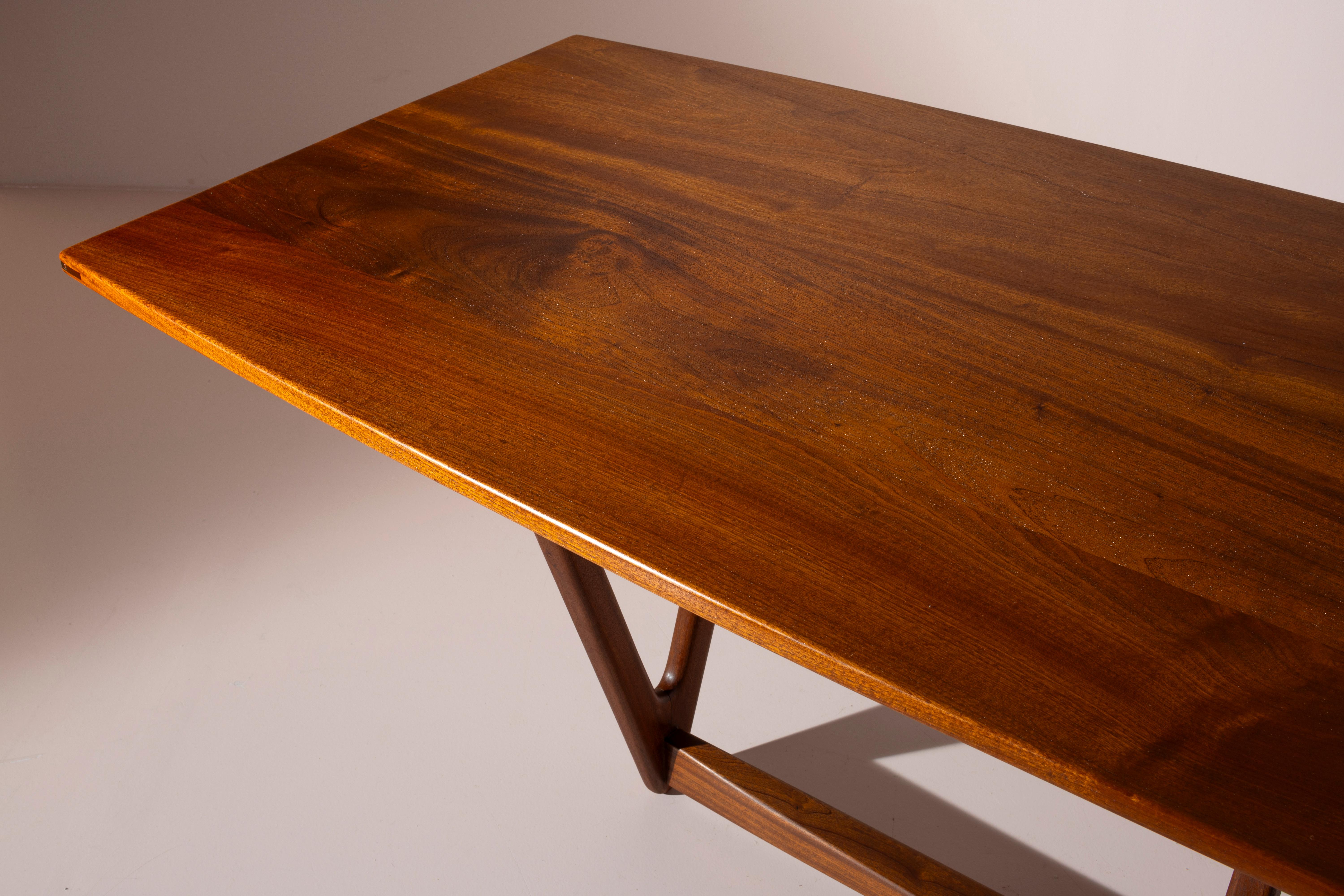 A solid teak Italian mid-century dining table, 1950s In Good Condition For Sale In Chiavari, Liguria