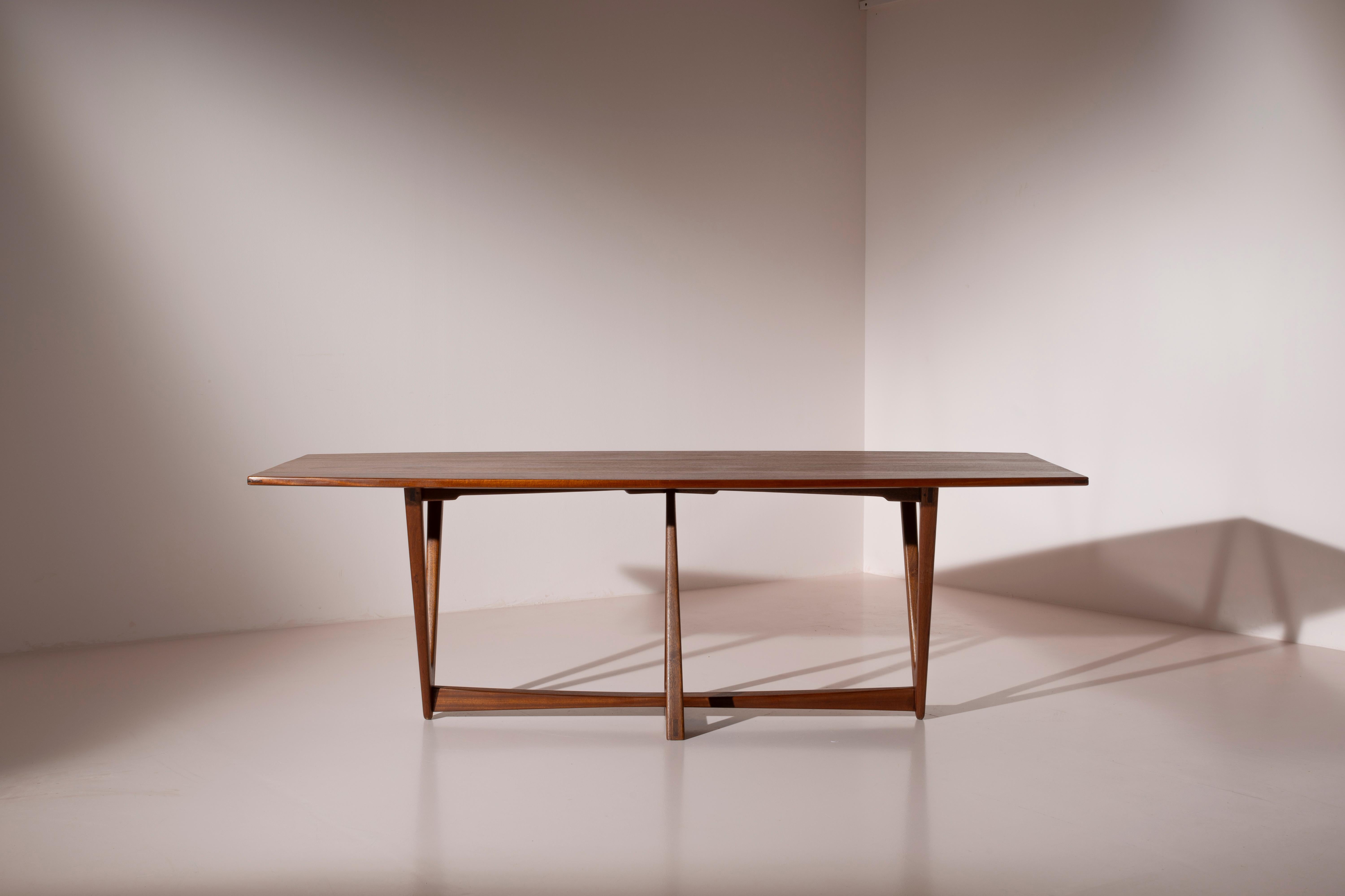 Teak A solid teak Italian mid-century dining table, 1950s For Sale