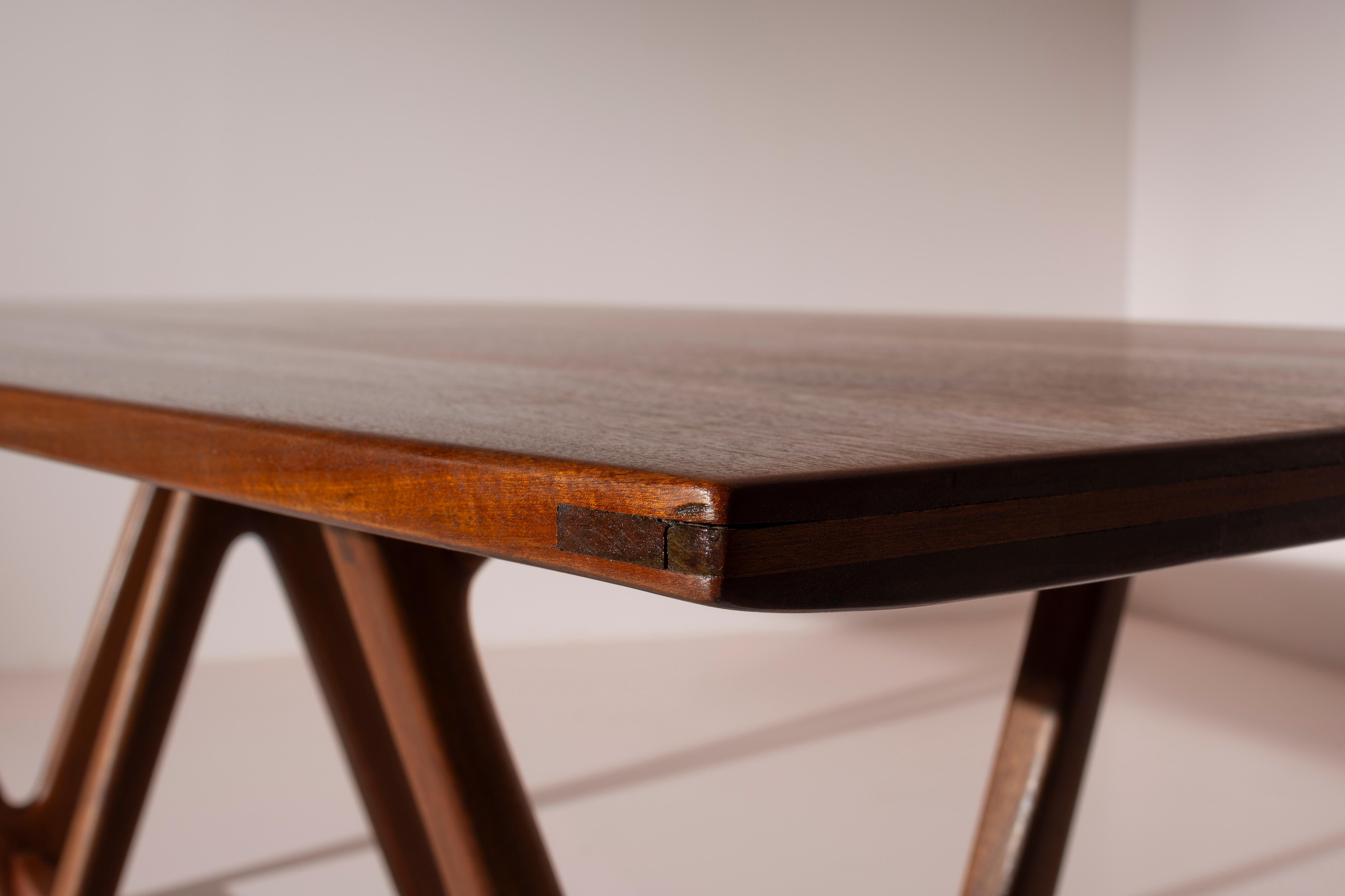 A solid teak Italian mid-century dining table, 1950s For Sale 1