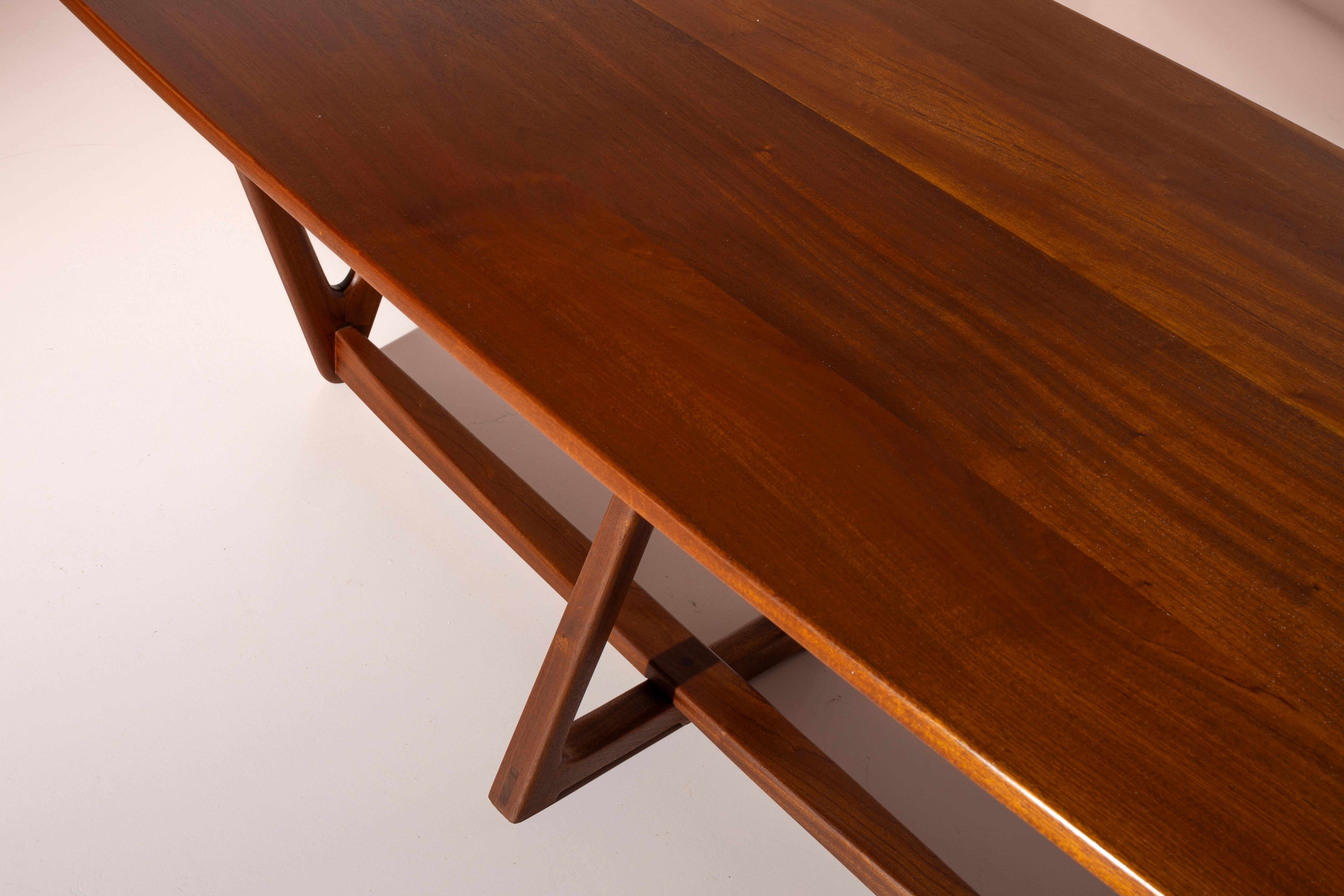 A solid teak Italian mid-century dining table, 1950s For Sale 3