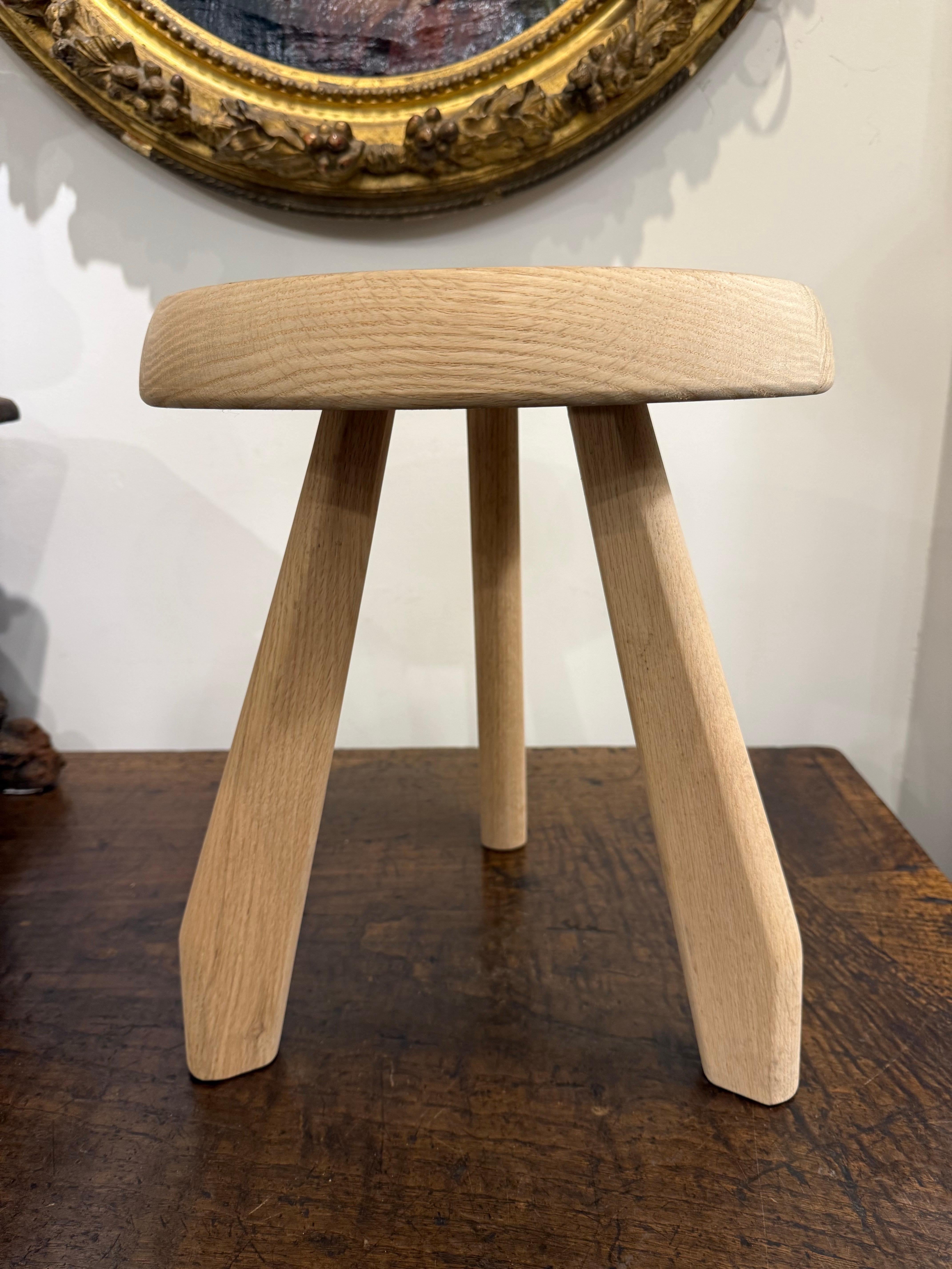 A Solid Wooden Oak Three Legged Stool

Interior design and Home Decor.

Provenance: Private Australian Collection.

Dimensions:
Height: 38cm.
Diamater: 33cm.