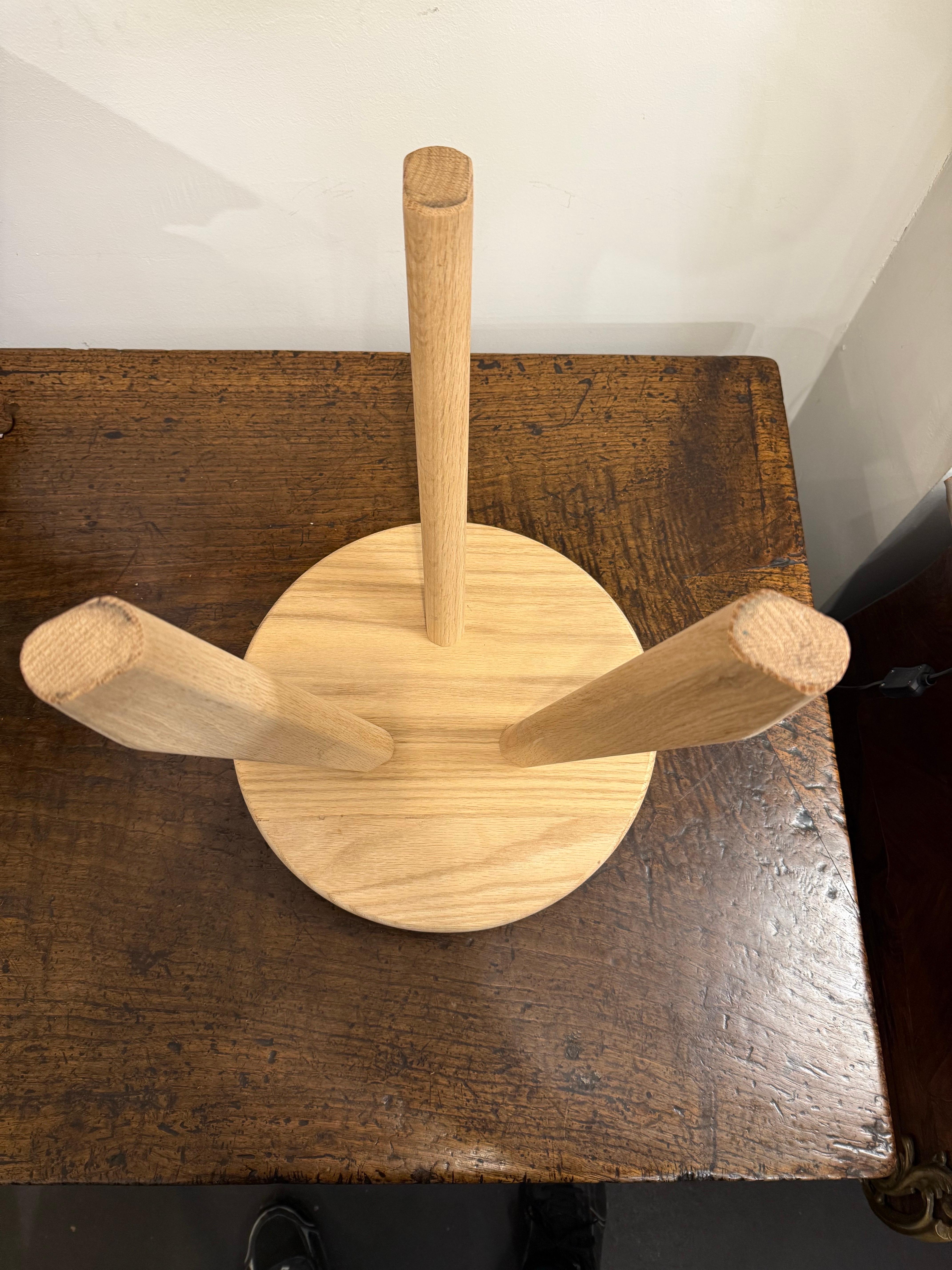 A Solid Wooden Oak Three Legged Stool In Good Condition For Sale In ARMADALE, VIC