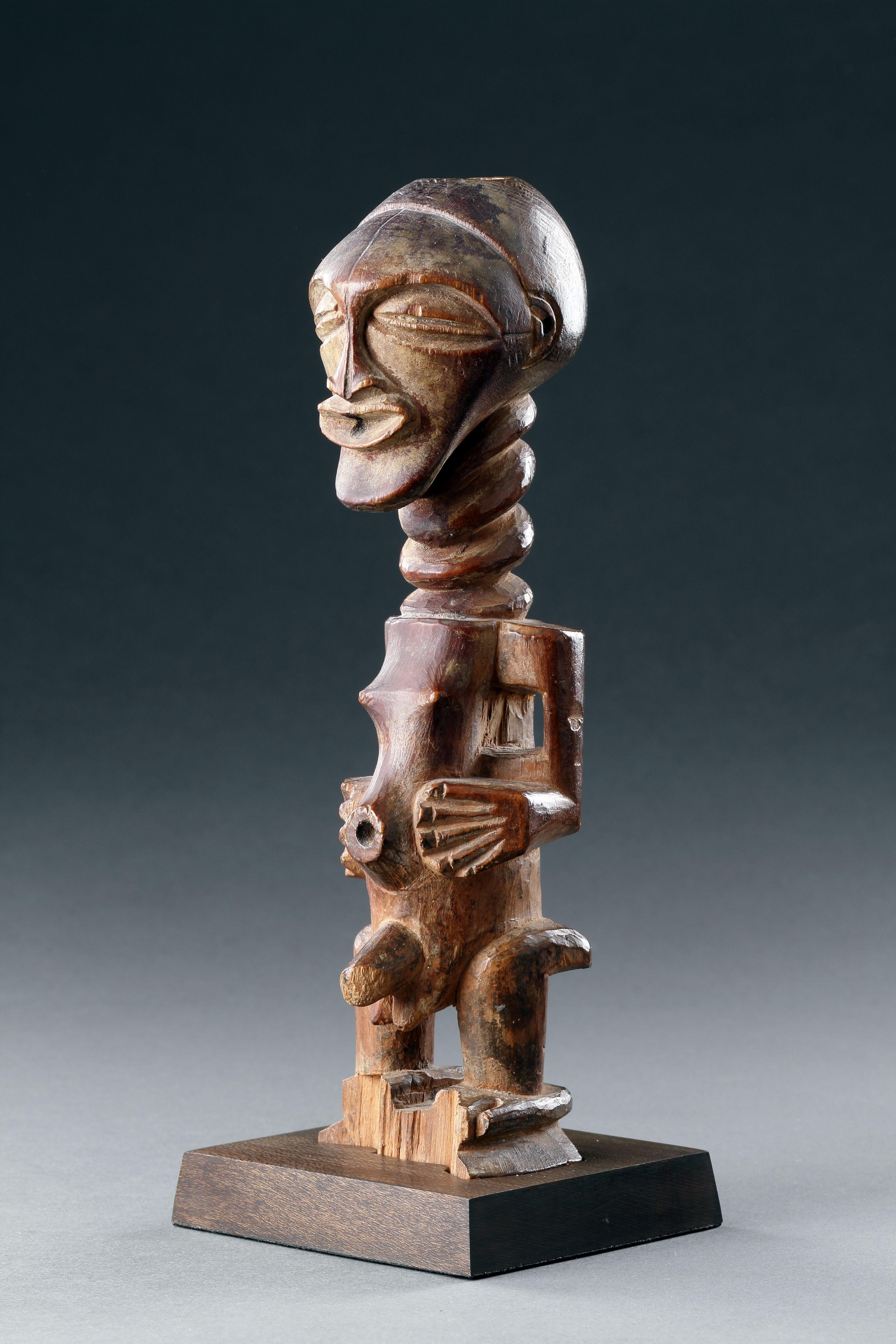 Sculpté à la main Une figure de pouvoir masculine de Songye en vente