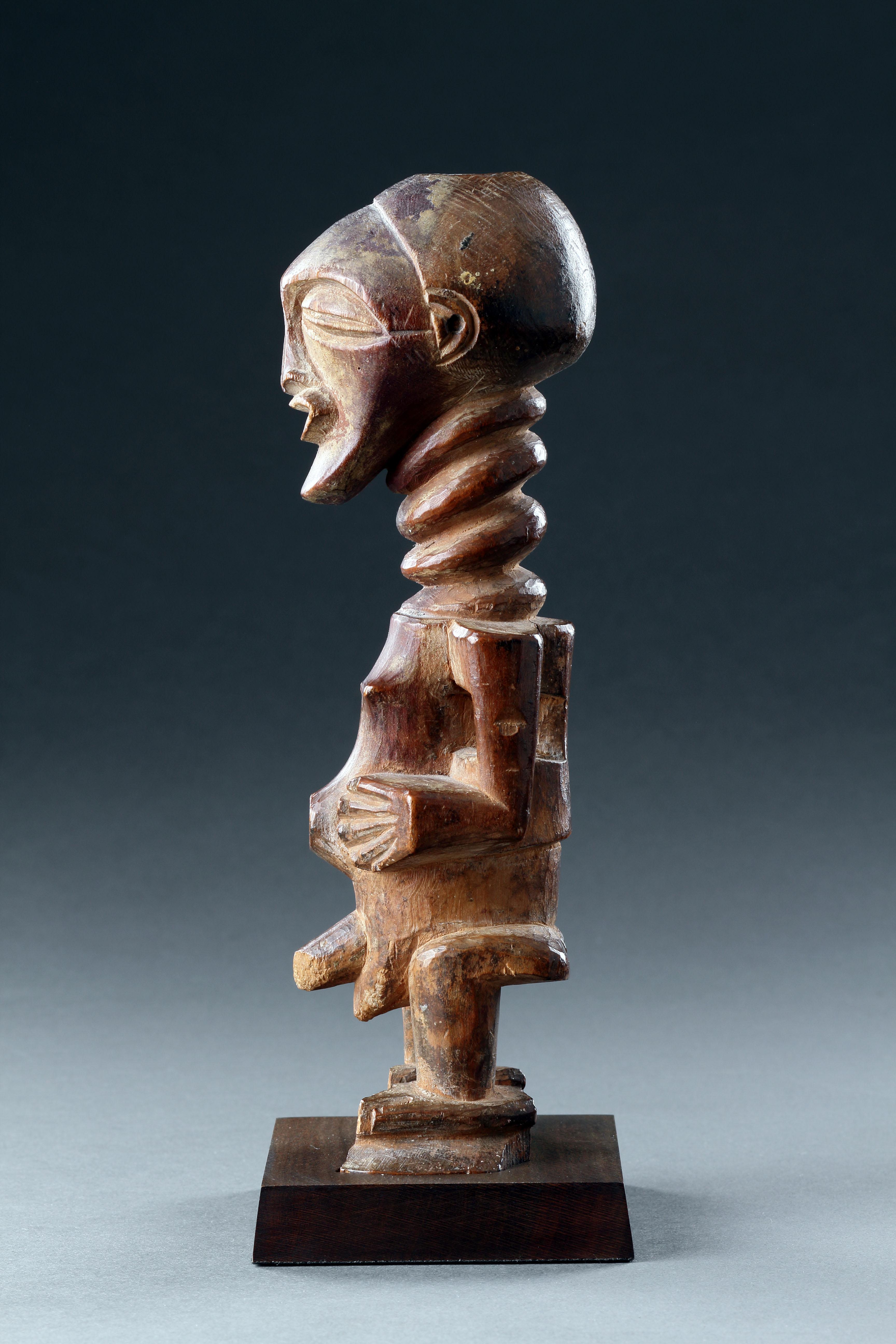 XIXe siècle Une figure de pouvoir masculine de Songye en vente