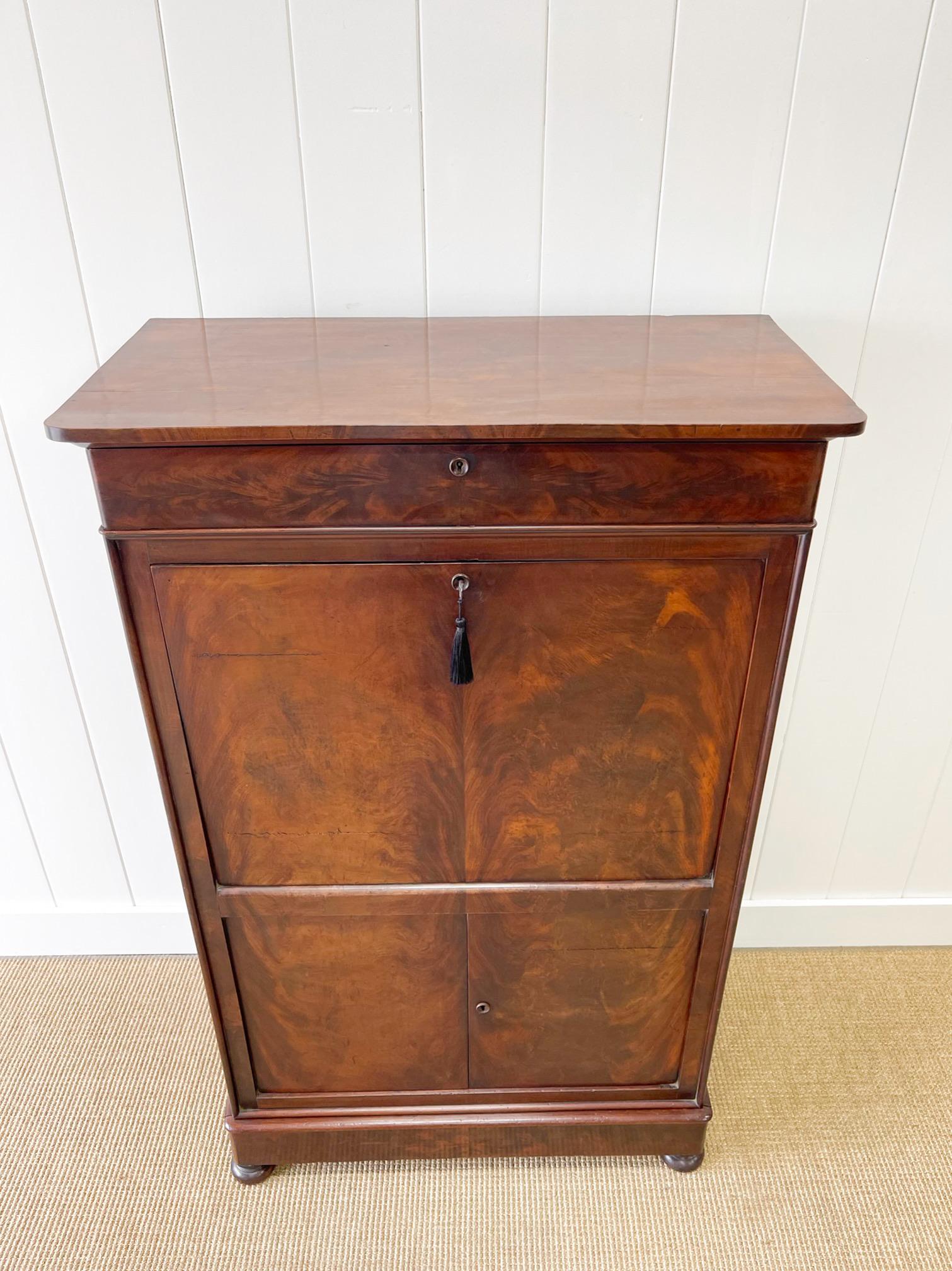 A Sophisticated Antique French Louis Phillipe Secretary In Good Condition For Sale In Oak Park, MI