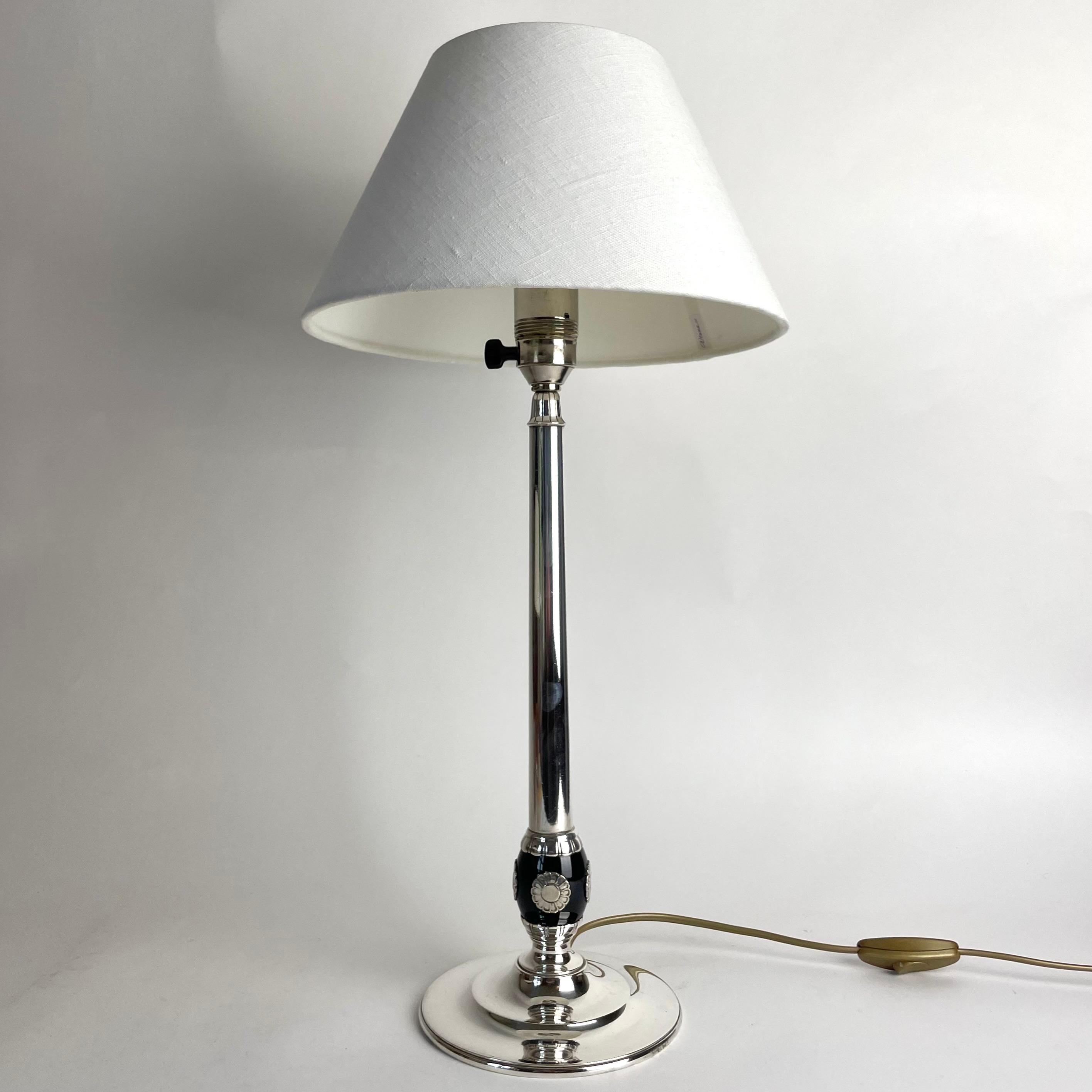 A sophisticated silver-plated Swedish Grace Table Lamp from the 1920s In Good Condition For Sale In Knivsta, SE