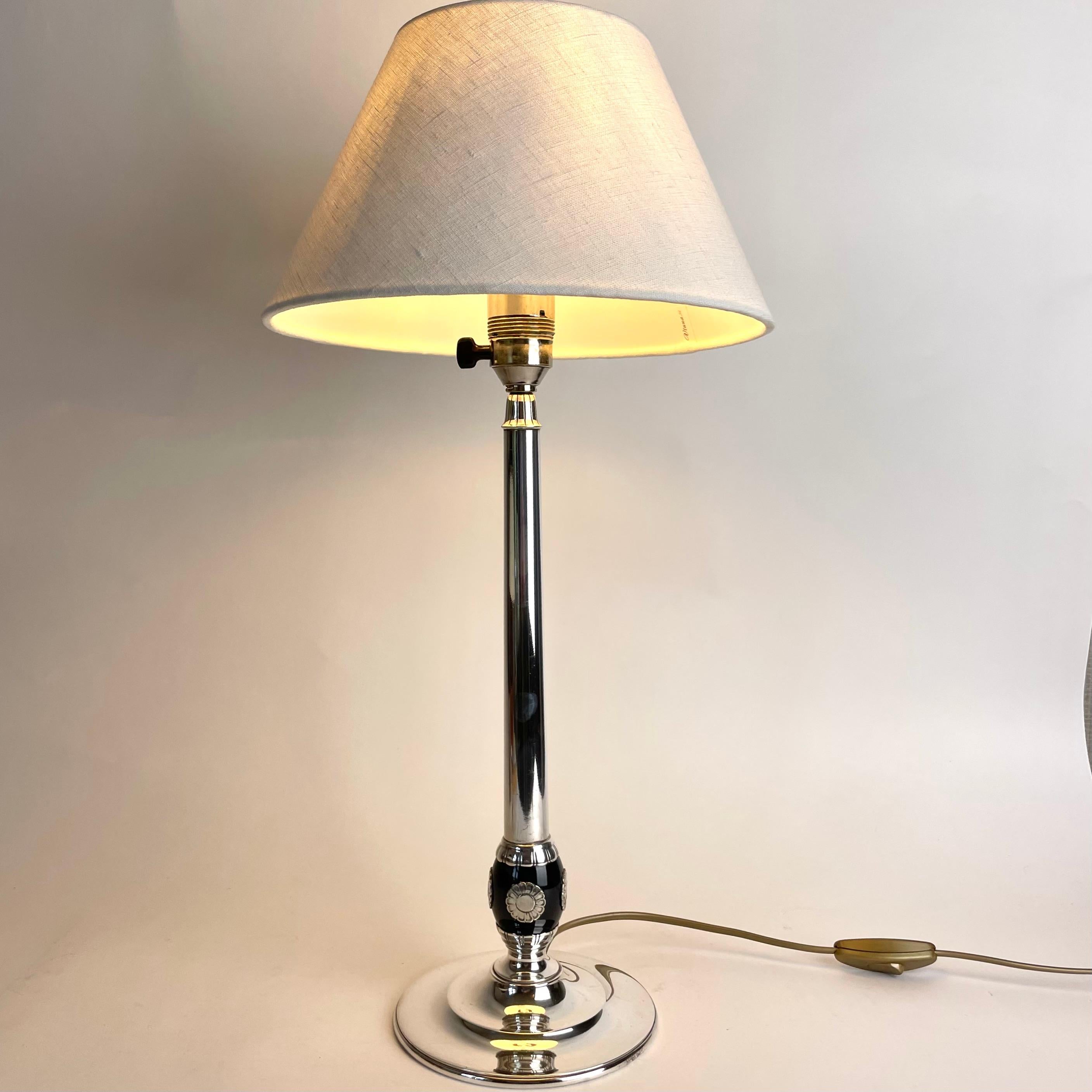 Early 20th Century A sophisticated silver-plated Swedish Grace Table Lamp from the 1920s For Sale