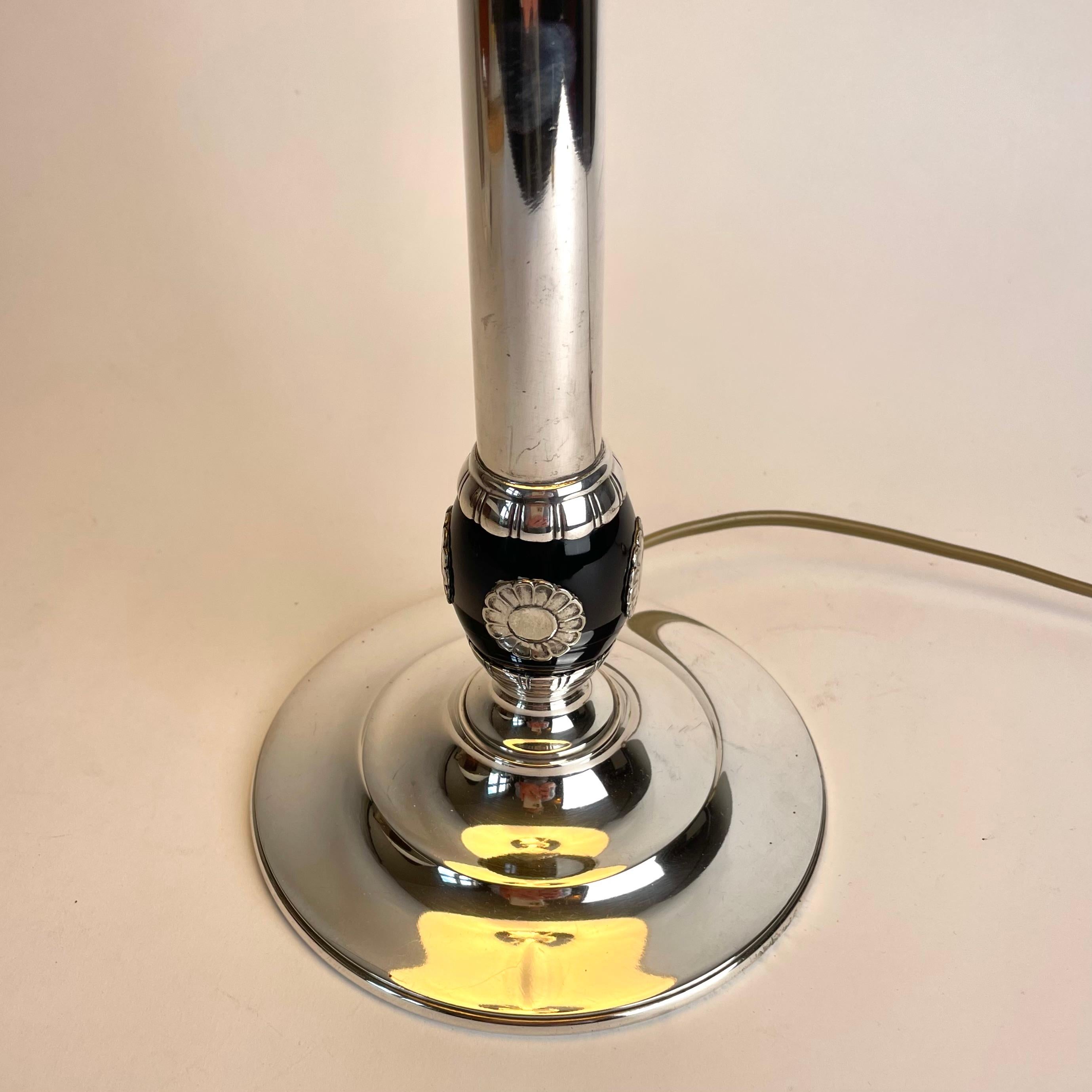 Silver Plate A sophisticated silver-plated Swedish Grace Table Lamp from the 1920s For Sale