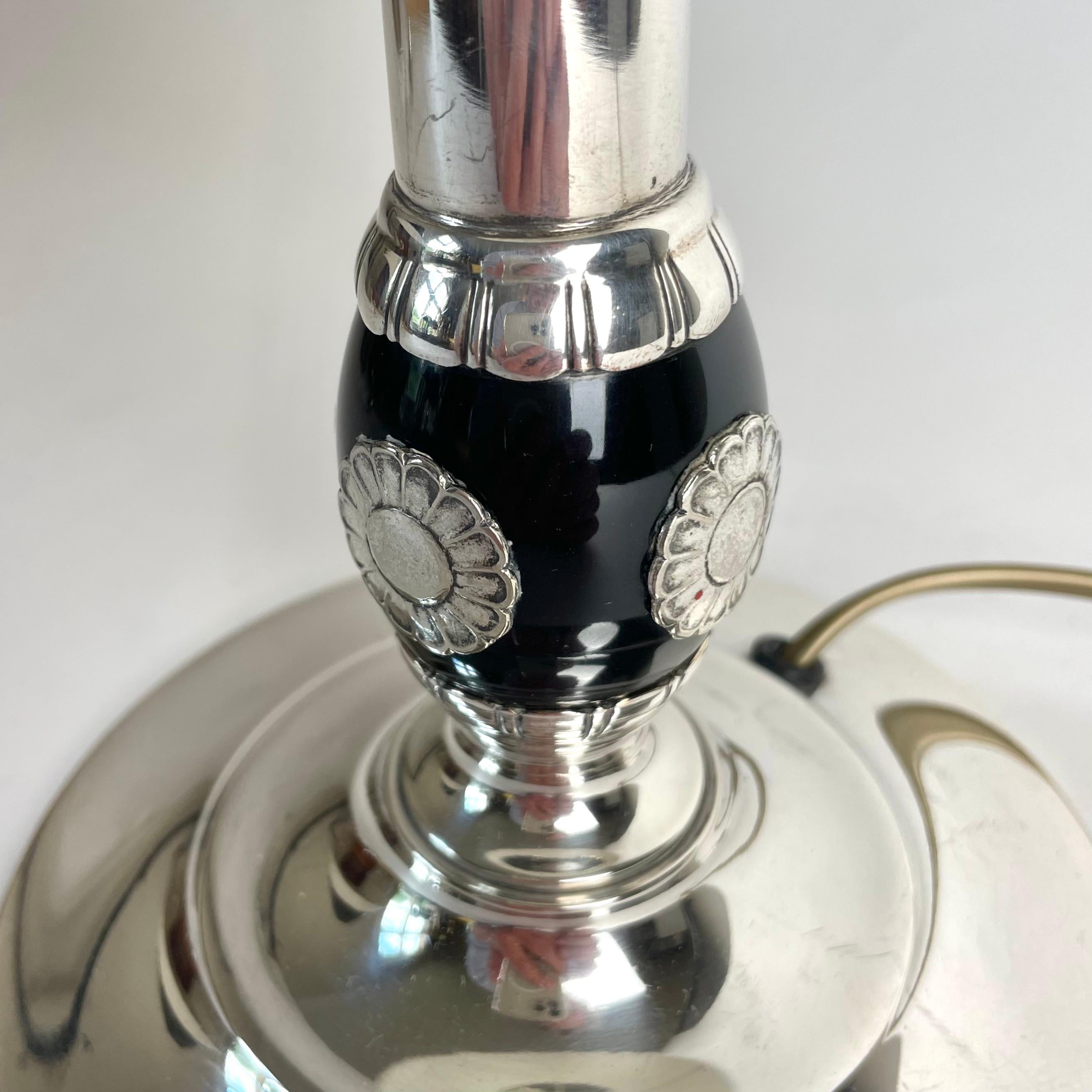 A sophisticated silver-plated Swedish Grace Table Lamp from the 1920s For Sale 1
