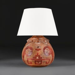 Un récipient en terre cuite d'Amérique du Sud comme lampe de table