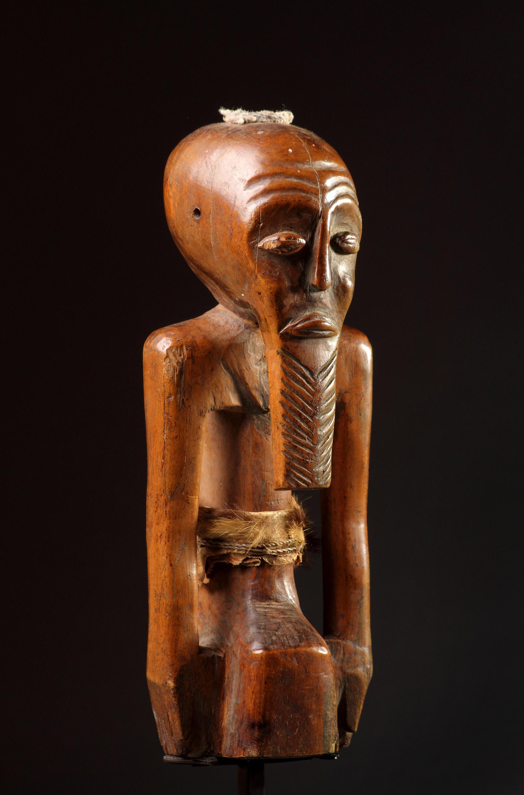 Eine Songye-Schutzfetischfigur 'Nkishi' aus dem Südostkongo, Zaire, aus Geometr (Kongolesisch) im Angebot