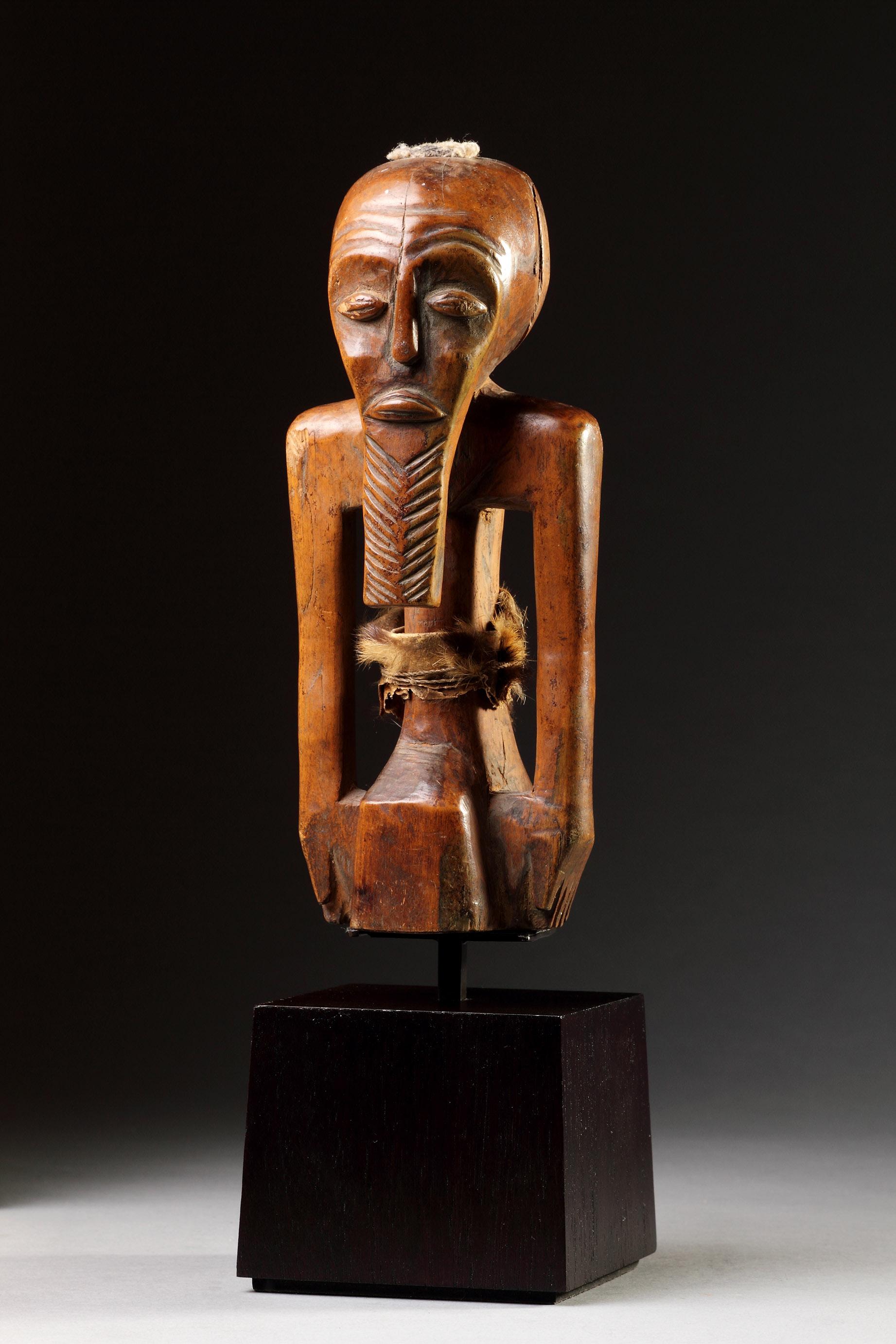 XIXe siècle Figurine fétiche protectrice 'Nkishi' du sud-est du Congo, Zaïre, en forme de géométrie. en vente