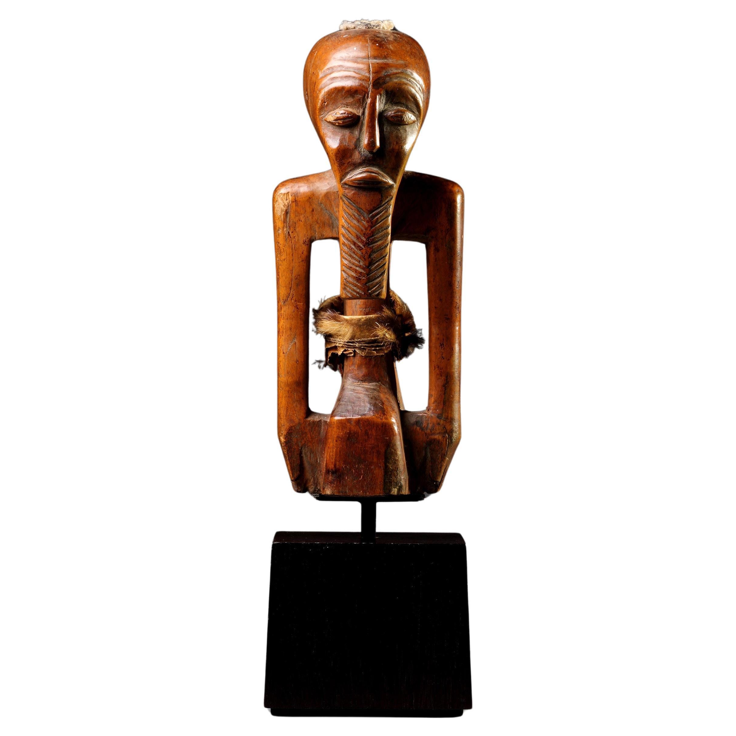 Una figura protettiva feticcio Songye 'Nkishi' del Congo sudorientale, Zaire, di forma geometrica.