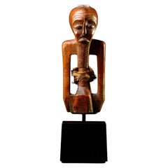 Figurine fétiche protectrice 'Nkishi' du sud-est du Congo, Zaïre, en forme de géométrie.