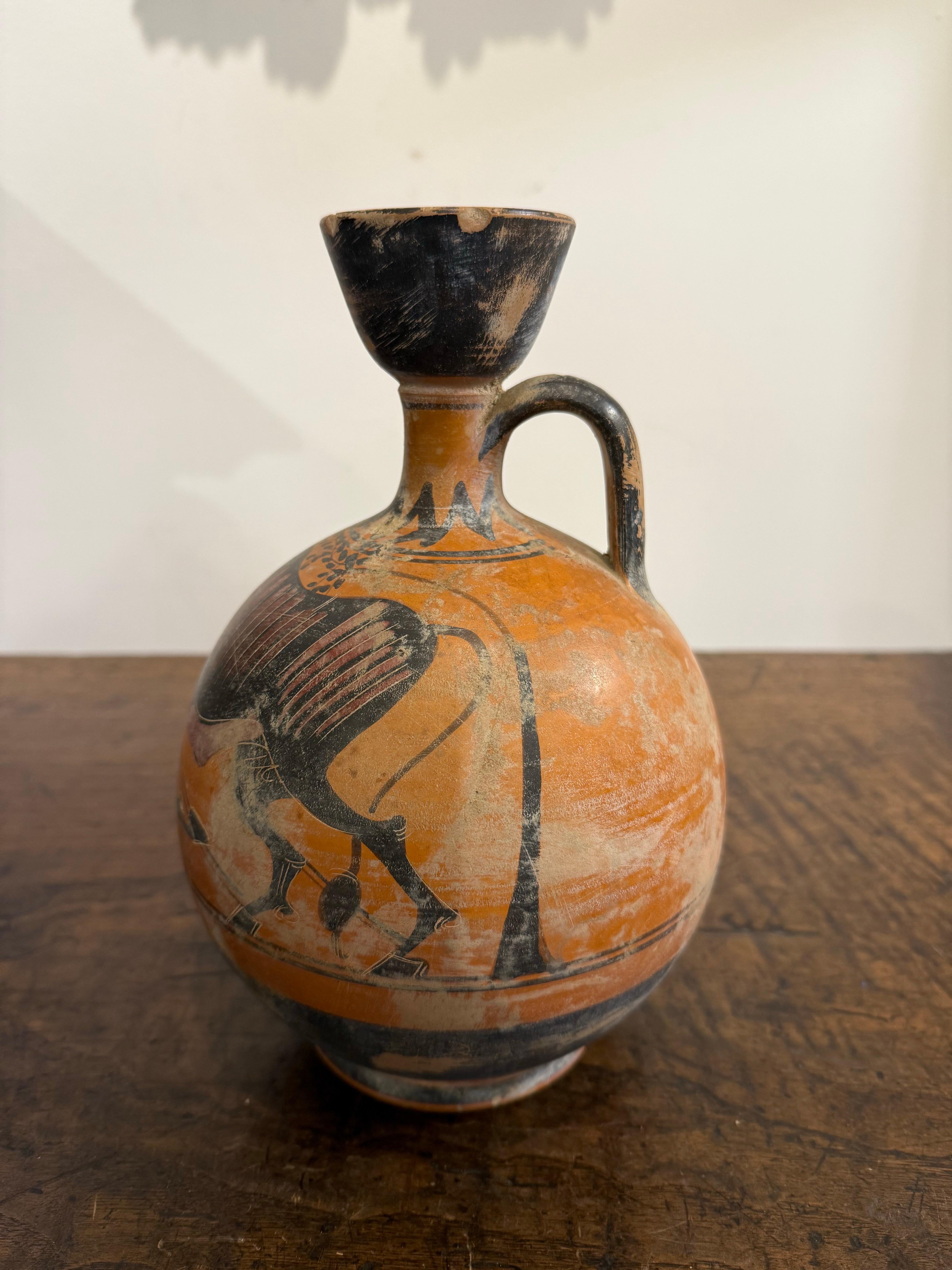 Eine Grand Tour im Stil der griechischen schwarzen Figur  Hockender Lekythos, 19. Jahrhundert

Beschreibung:
Ein einzelner Griff, der am Hals befestigt ist, und ein schmaler Hals mit einem schlaufenförmigen Griff und einer trompetenförmigen Öffnung.